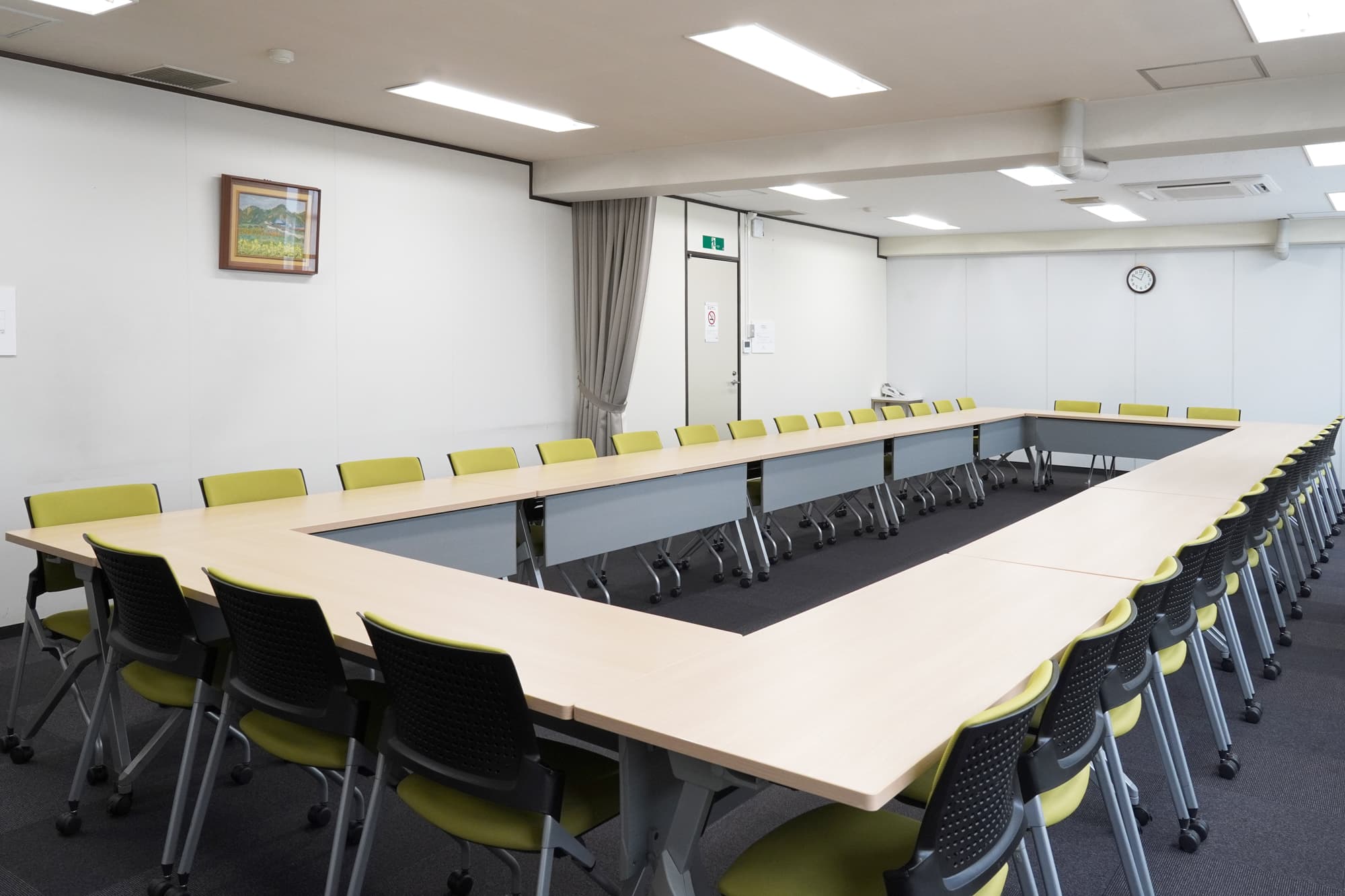 スタッフが別フロアに常駐しているため、当日に何かあっても臨機応変に対応できて安心です。※ロの字形式 36名着席可能。