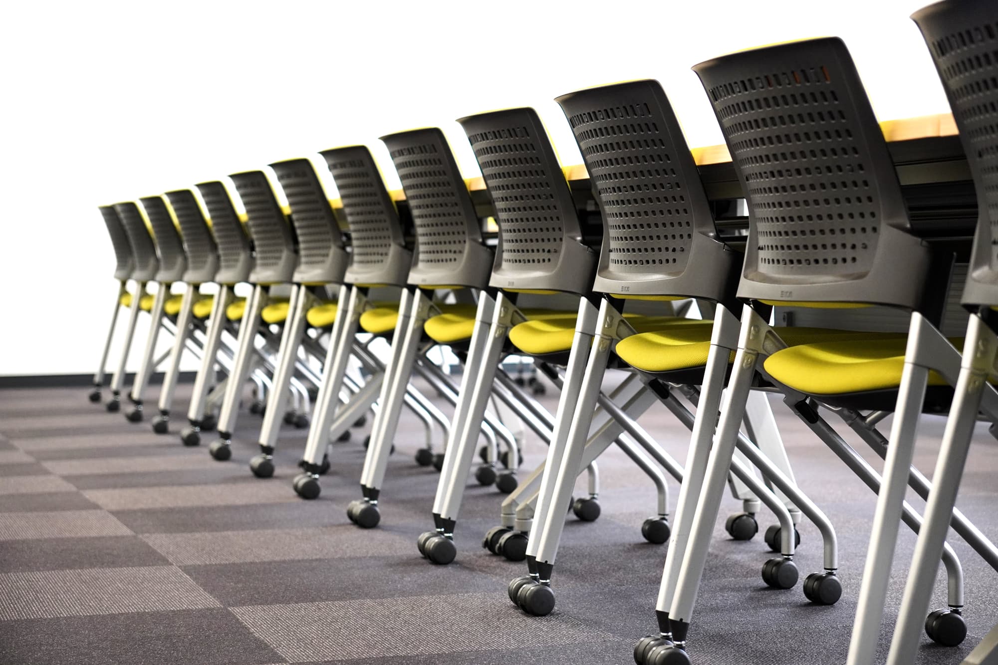 チェアとテーブルはキャスター付きのため、レイアウト変更が簡単です。