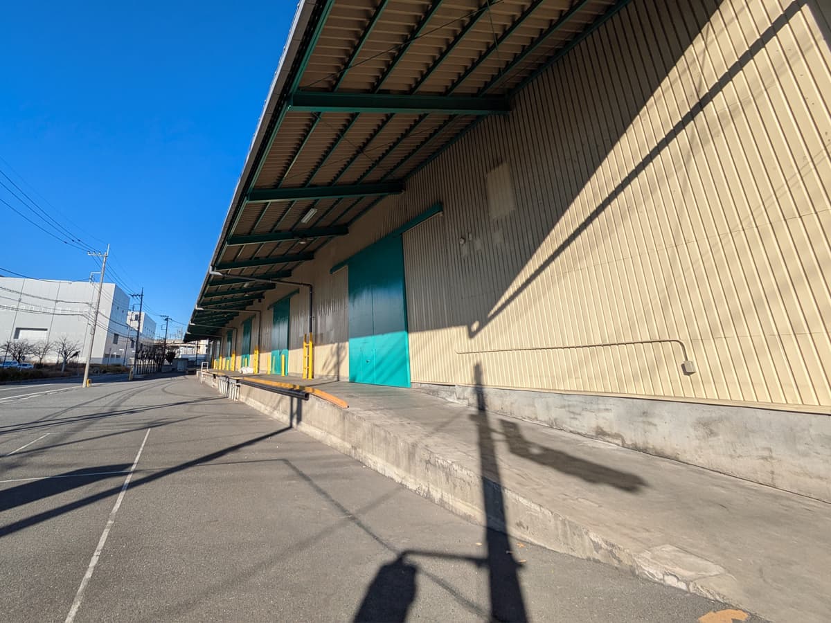 10トン車、トレーラーでの搬入可能な広いヤード。高床式バースやスロープもあり、搬入、搬出の時間も短縮