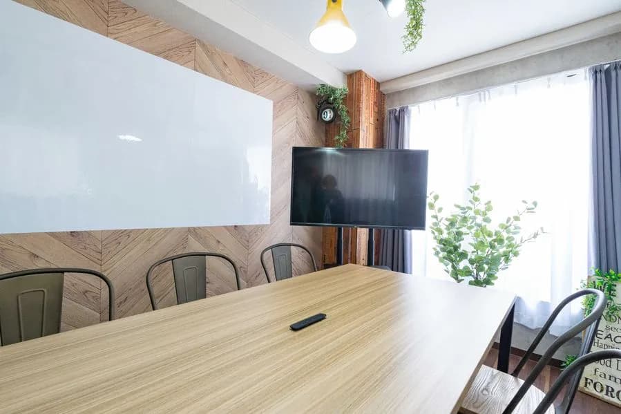 桜木町駅1分の貸会議室 クリエィティブを育むワークスペースの室内の写真