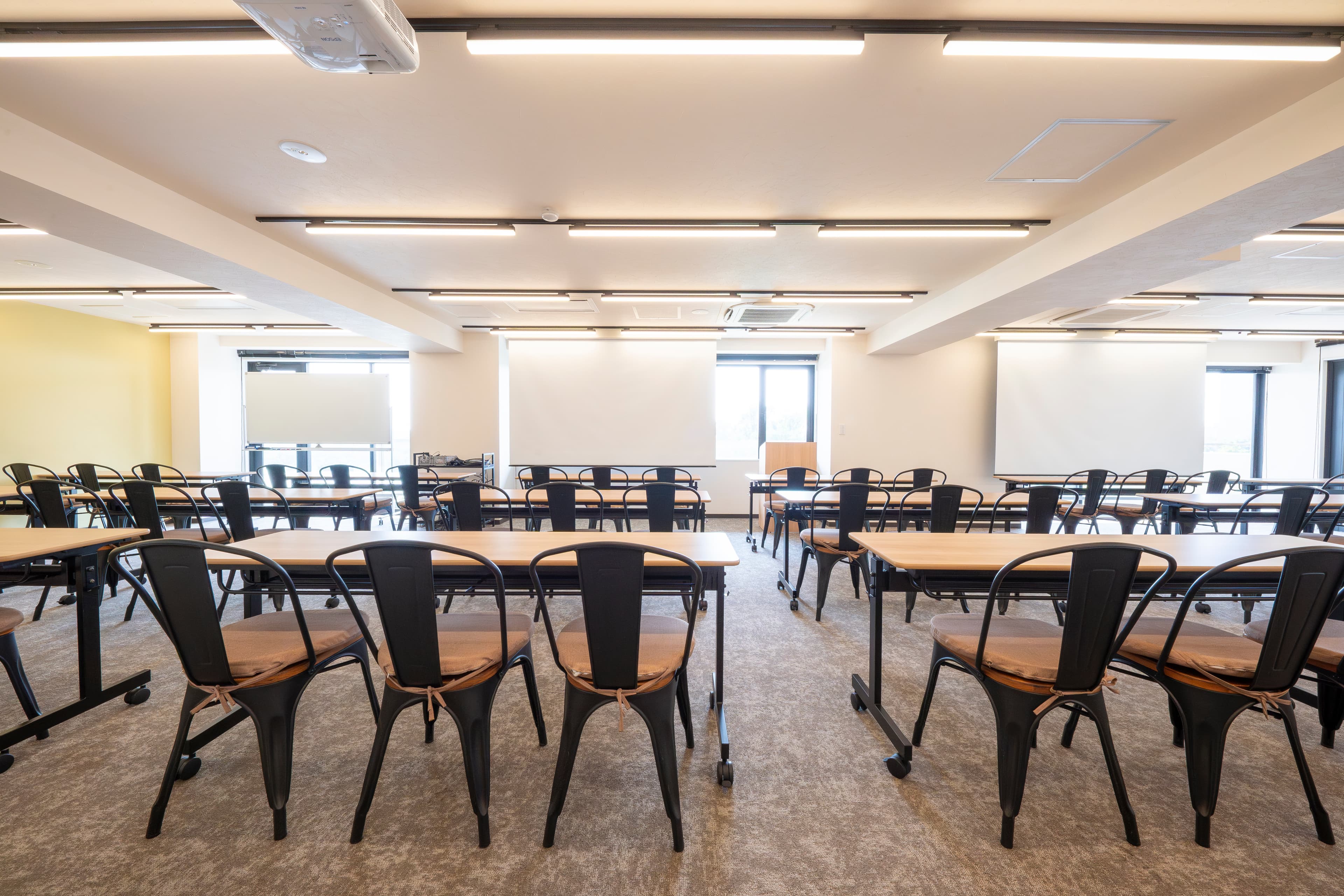 【ホワイトボード・スクリーン・司会台】 - TIME SHARING 新宿御苑前 壱丁目参番館8Aの写真