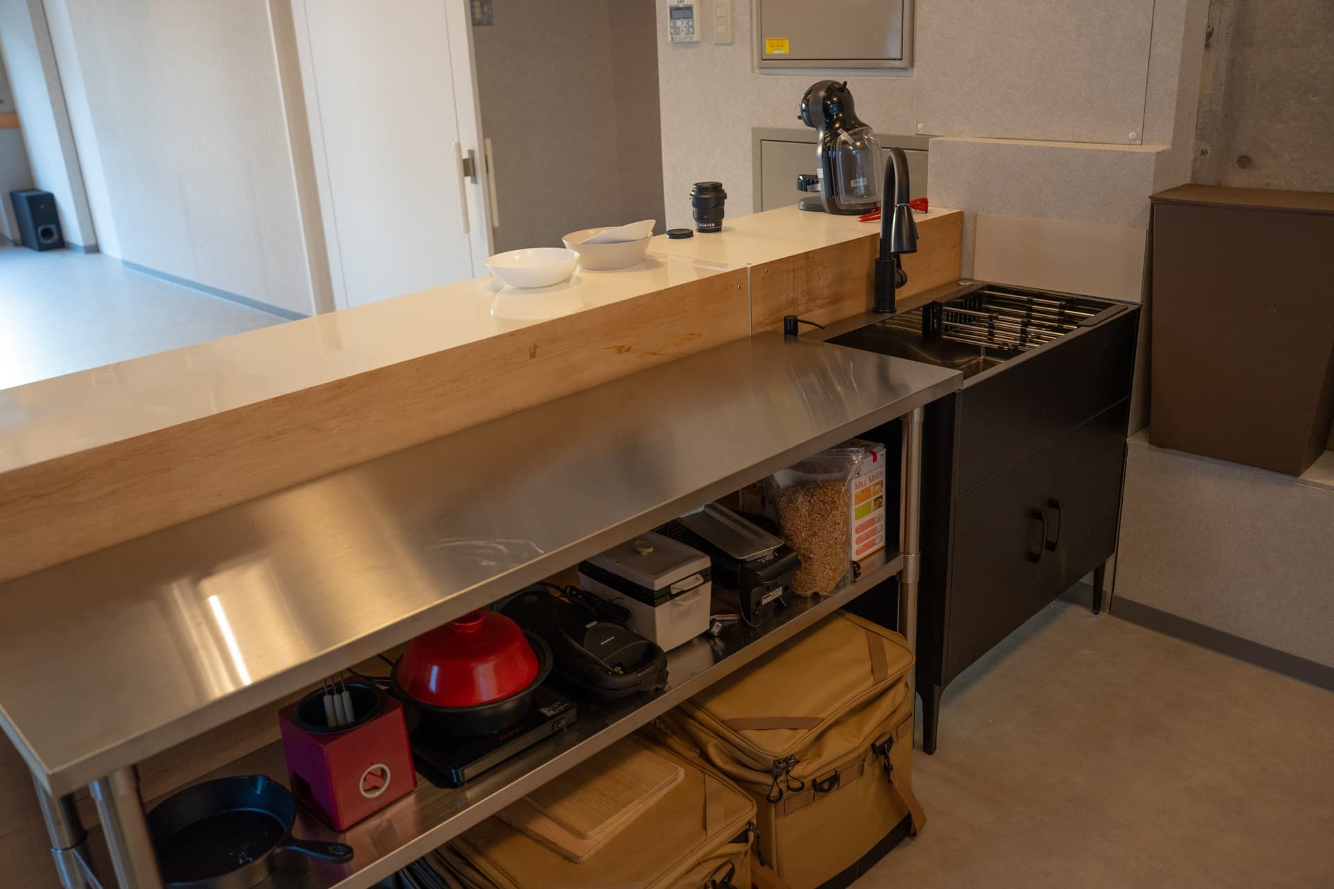 簡易キッチンにはシンク、冷蔵庫、電子レンジなどを完備。簡単な調理やドリンク提供に。(写真にはありませんがIHも準備してあります)