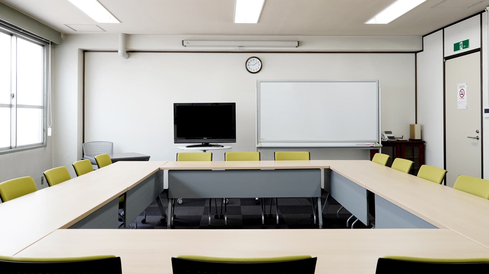 スタッフが別フロアに常駐しているため、当日に何かあっても臨機応変に対応できて安心です。※ロの字形式 18名着席可能。