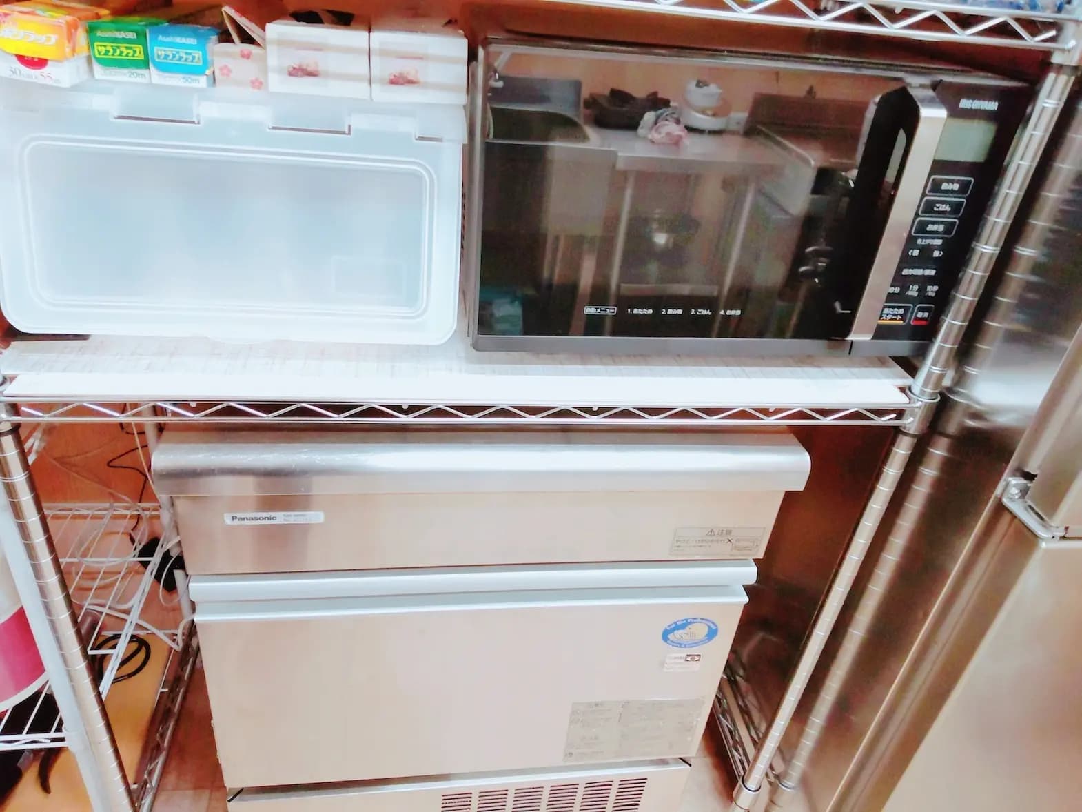 電子レンジと業務用製氷機です。