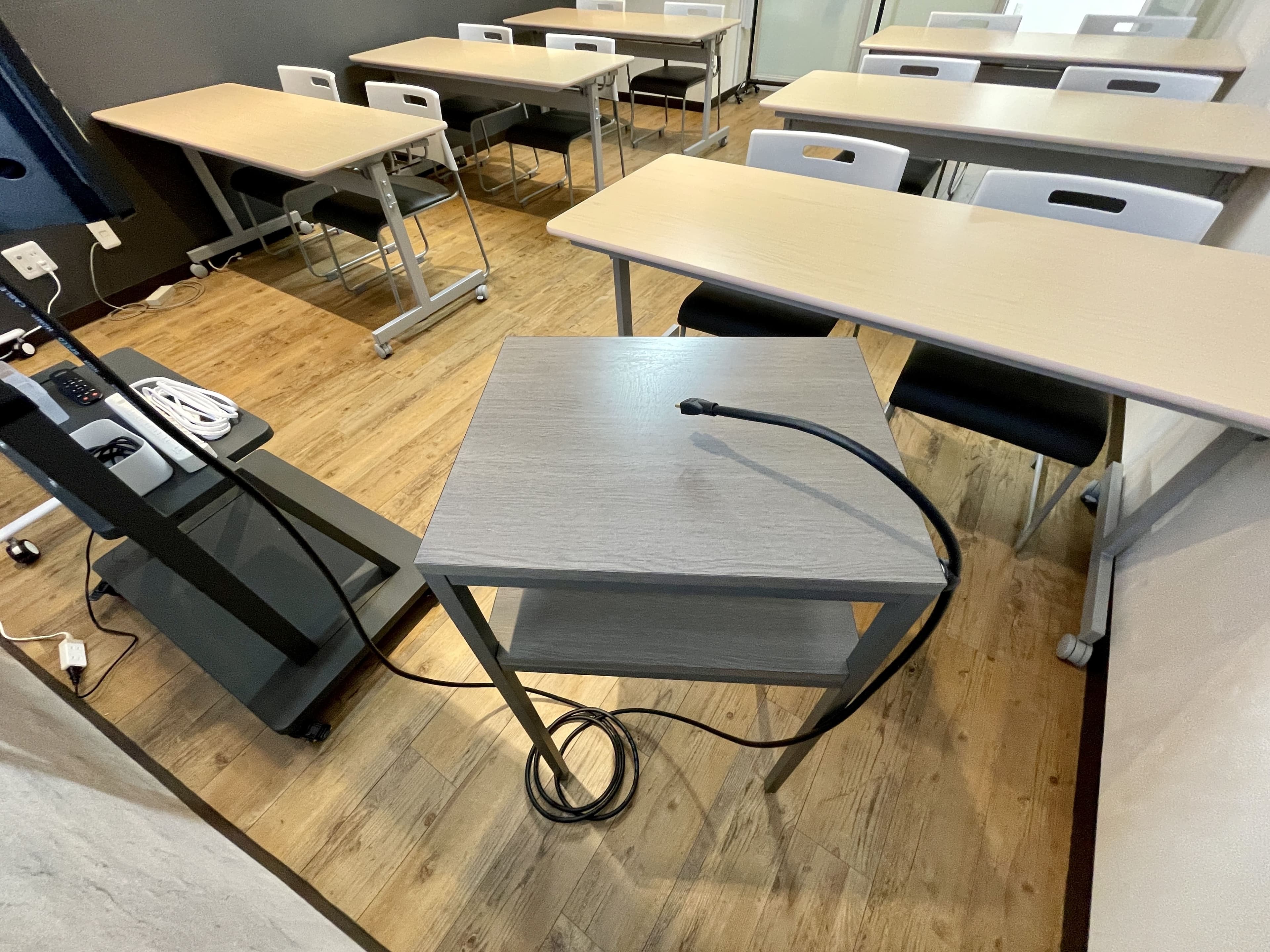 【モニターへは演台に伸びているHDMIケーブルを繋ぐだけなので簡単♪】