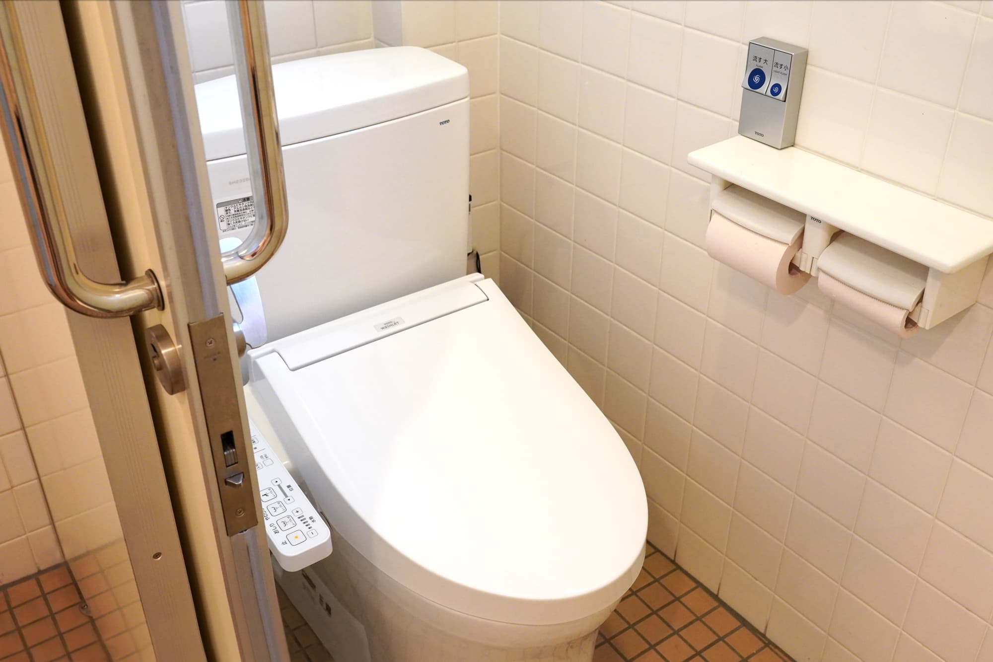 ウォシュレット&ウォームレット式のトイレです。(トイレは男女別)