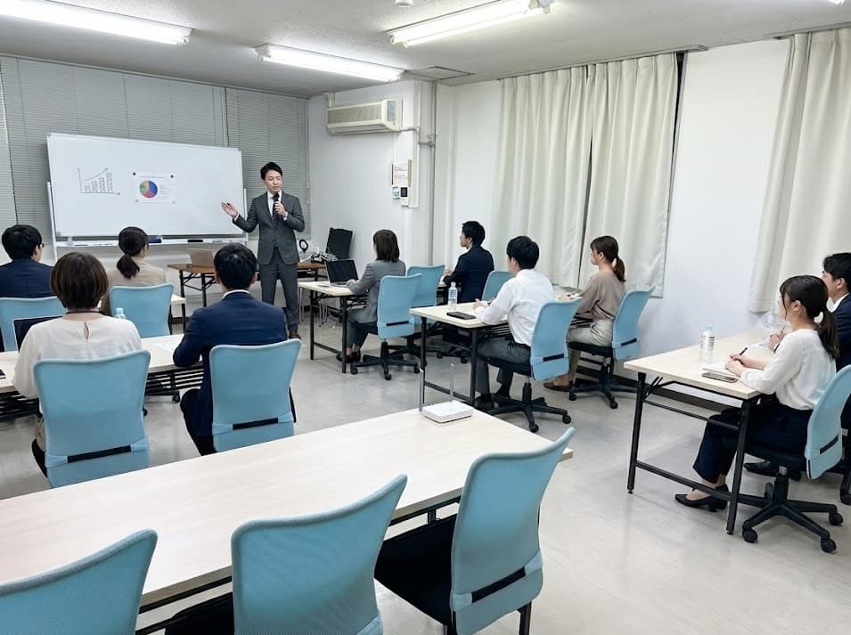 ニ面採光で明るい室内です(カーテンを閉めてプロジェクターも利用できます。)