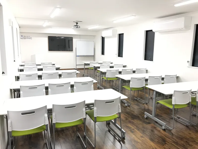 Room1は収容人数は3名掛け最大26人。会場面積は40m²となります。