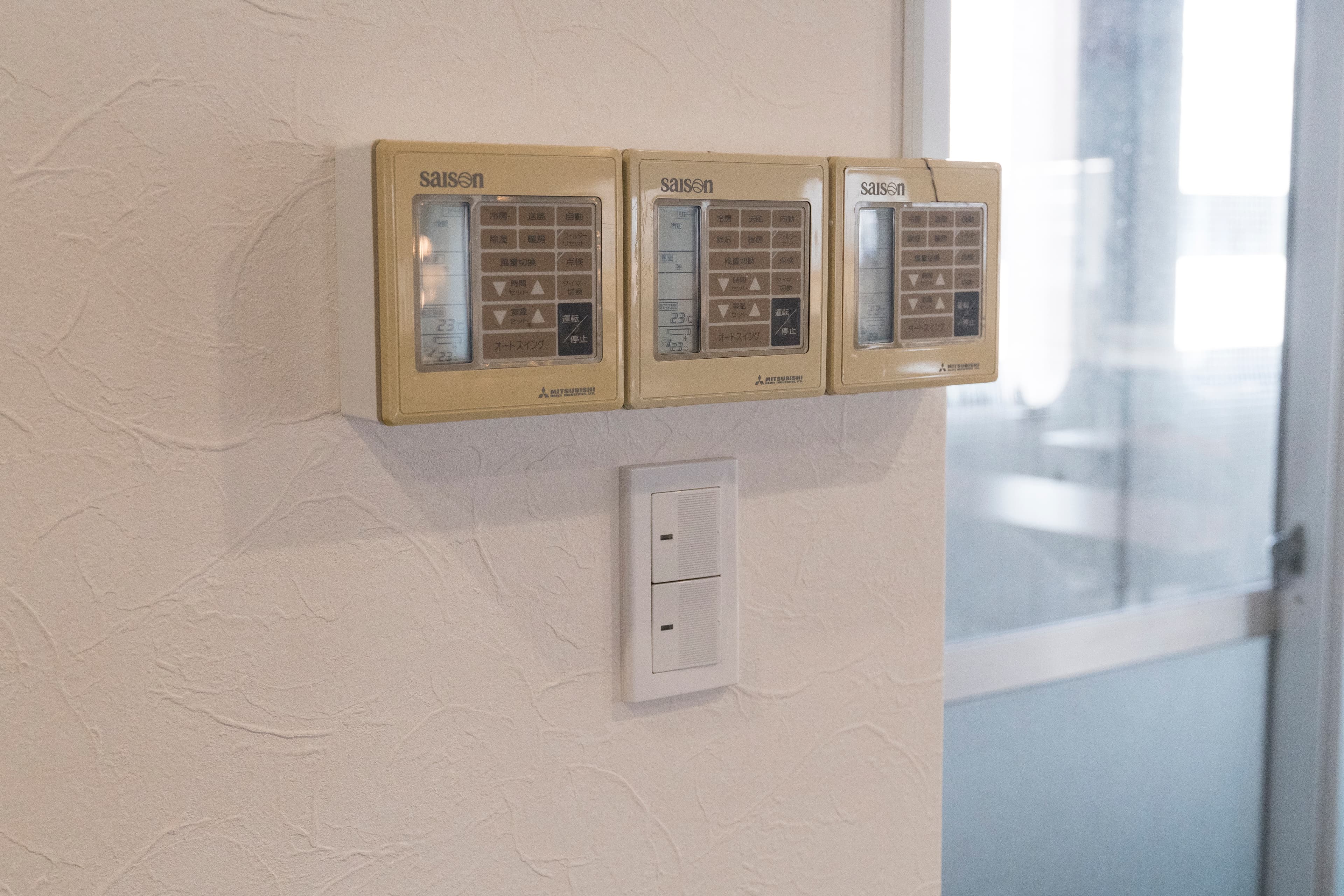 【室内に専用エアコンがあるので温度設定を自由に変更可能です。リモコンは入口ドアから入ってすぐ左の壁にございます】