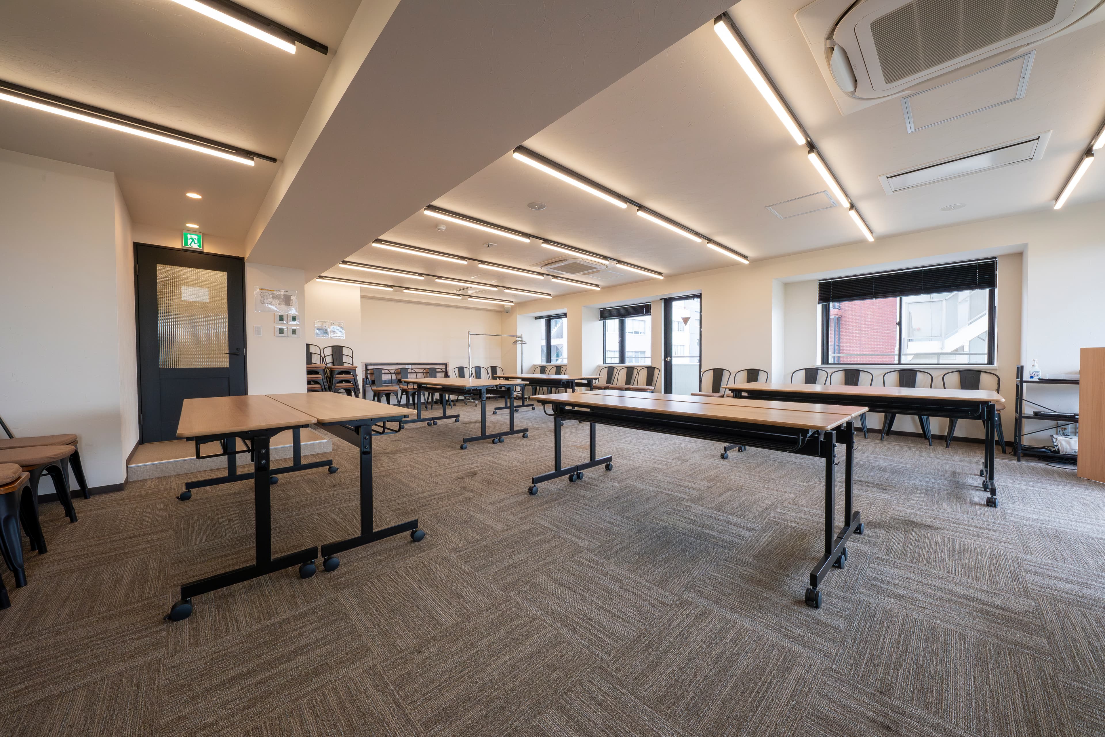 【レイアウト例:机のみ並べた島型形式 ※レイアウト変更はお客様自身で行っていただきます】