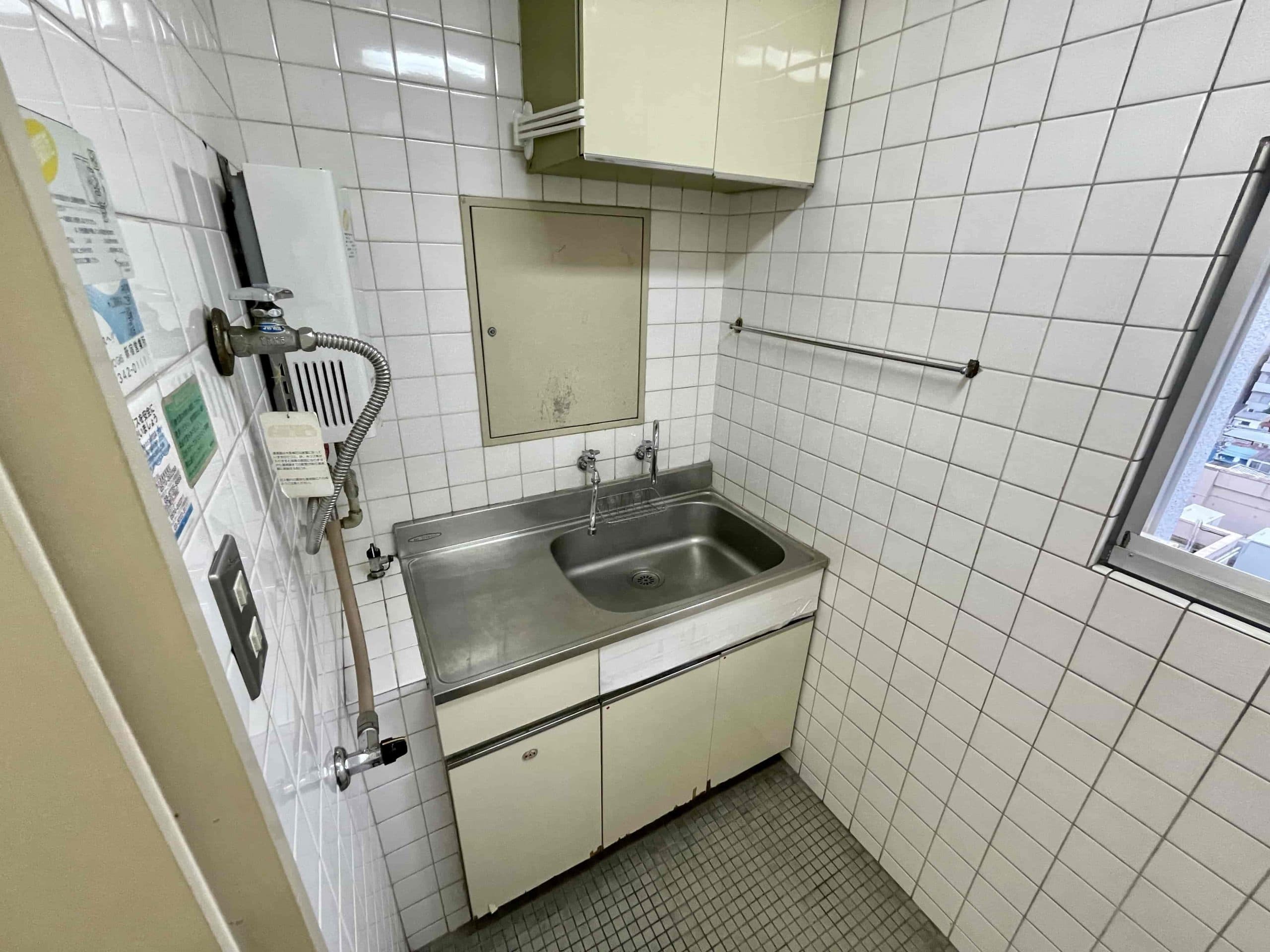 【7階のエレベーター横に流し台もございます。手洗い場としてご利用ください。※飲み残しや食べ残しを流す行為は禁止しております】