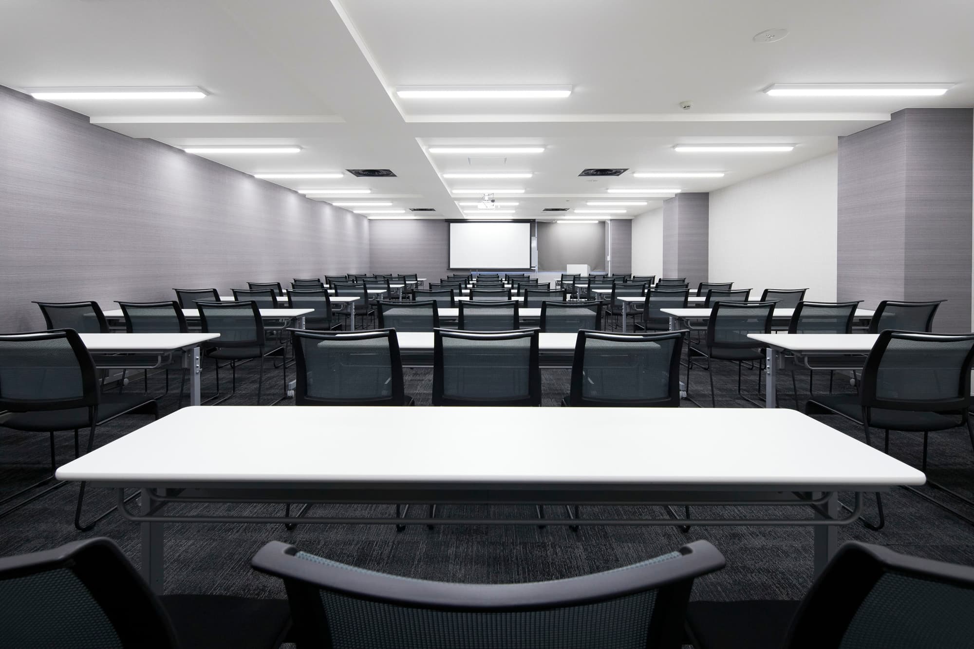 スクール形式90名着席可能 - TIME SHARING 新宿5Bの写真