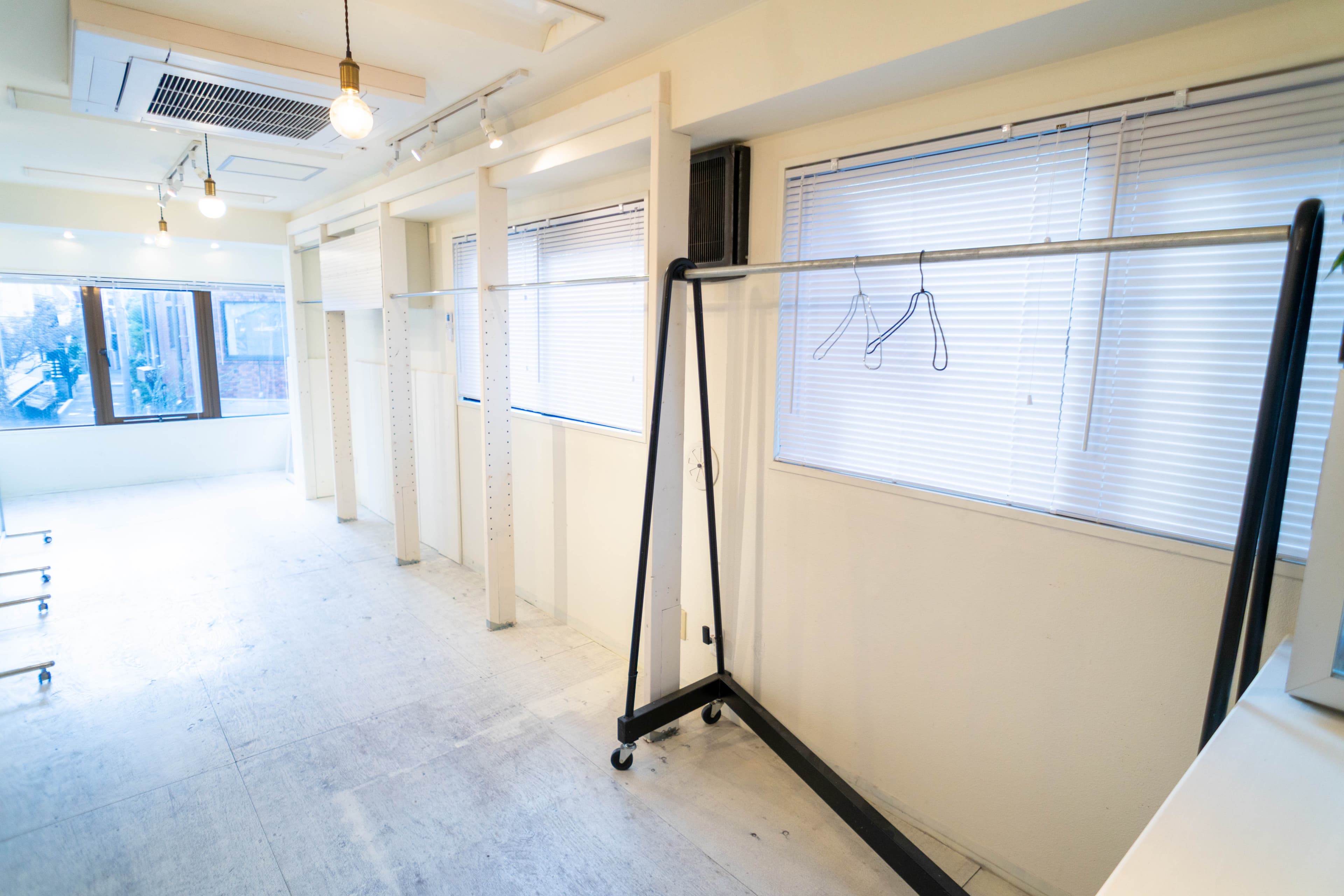 商品ラインナップやブランドイメージに合わせて自由にレイアウトをアレンジできる 棚スペースもあるので、小物やディスプレイ品もしっか