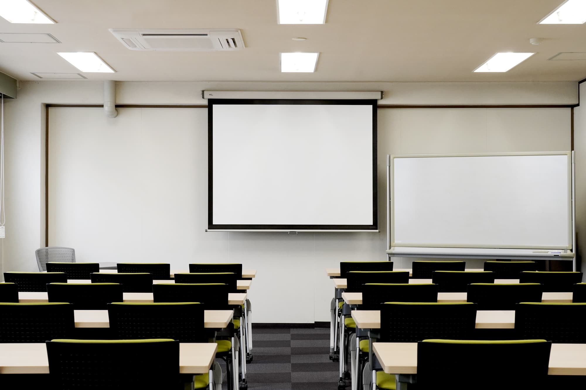 【第一+第二会議室】をご利用の際には、スクリーンとプロジェクターが無料で使用できます。予約時にお申し付けください。