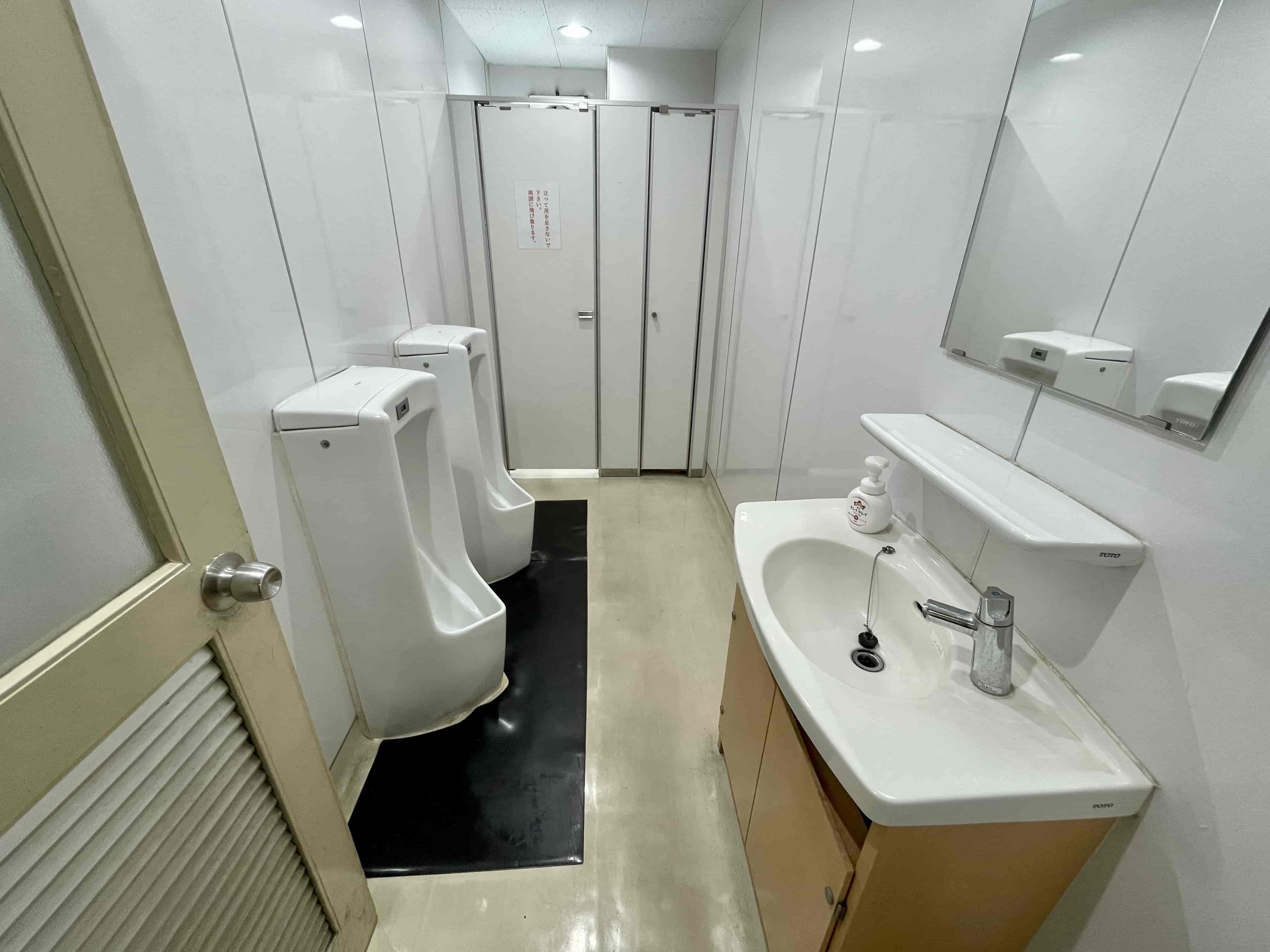 【男子トイレ:個室2、小便器1】 - TIME SHARING 新宿9Aの写真