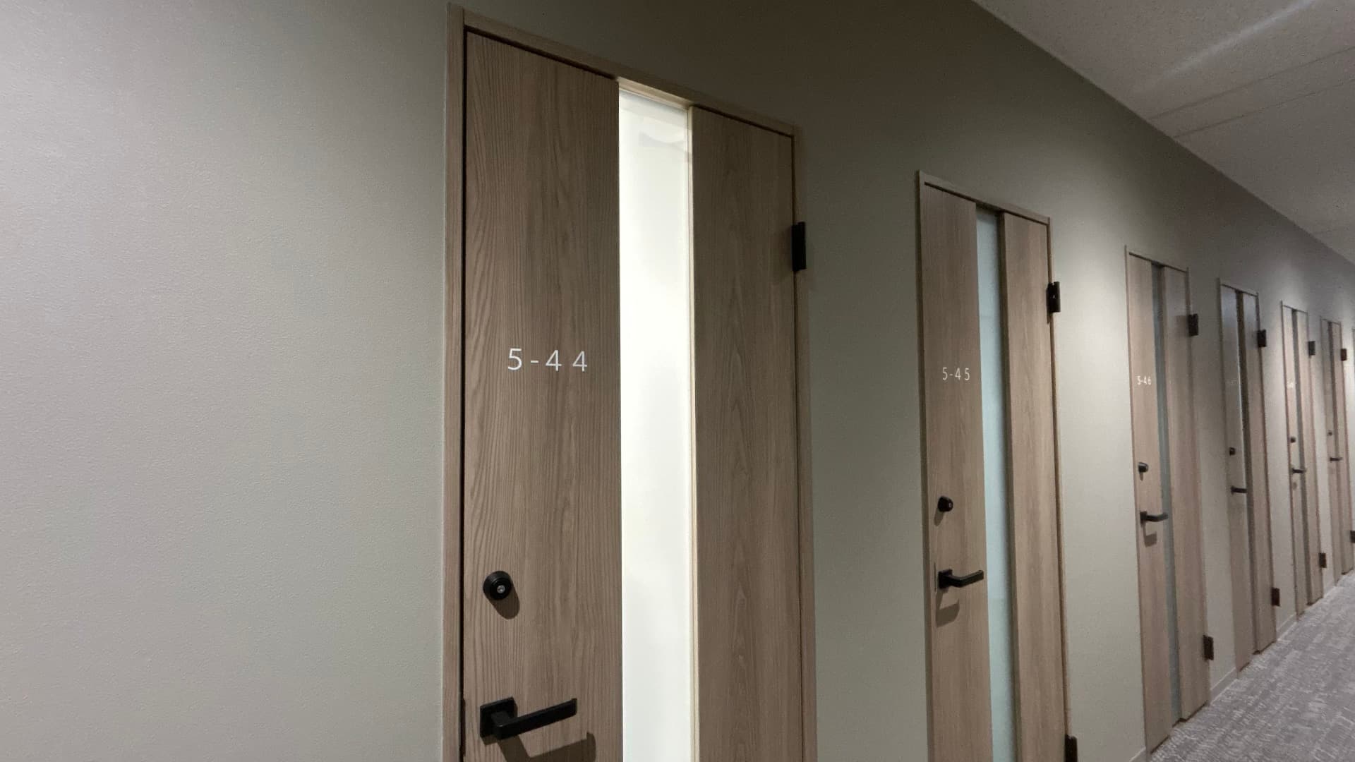 【共有部を進むと、左手中央あたりに5-43のお部屋がございます】