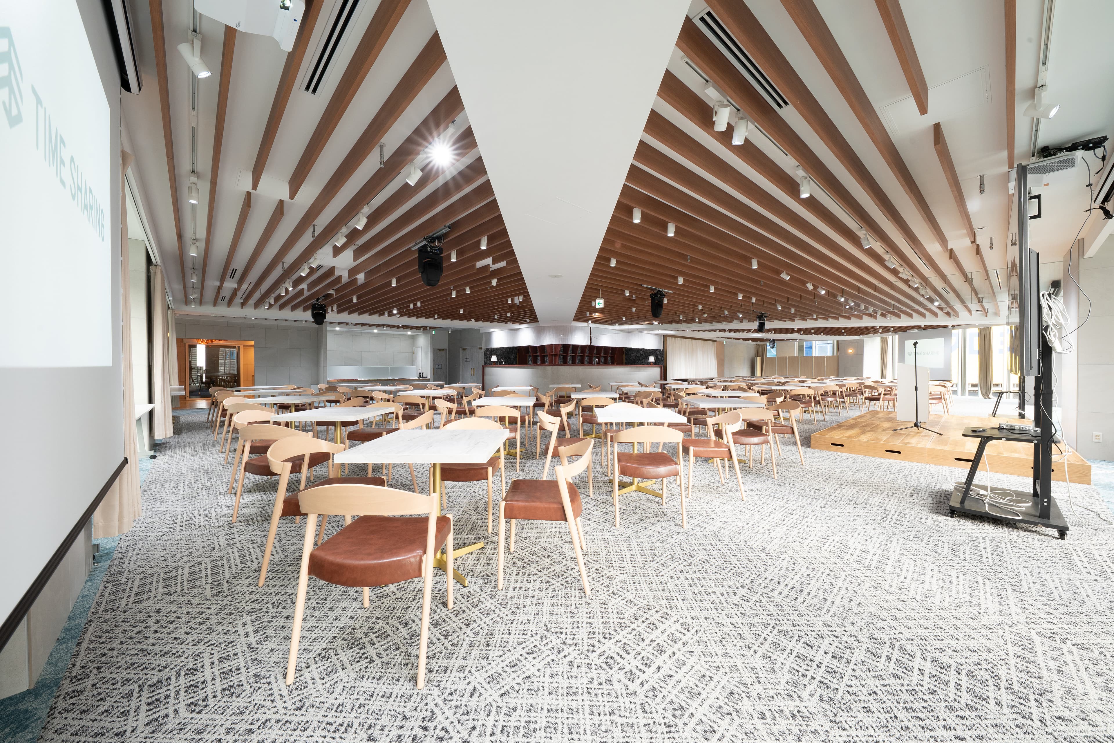 【メインフロア】- グレイドパーク 新宿駅前の写真