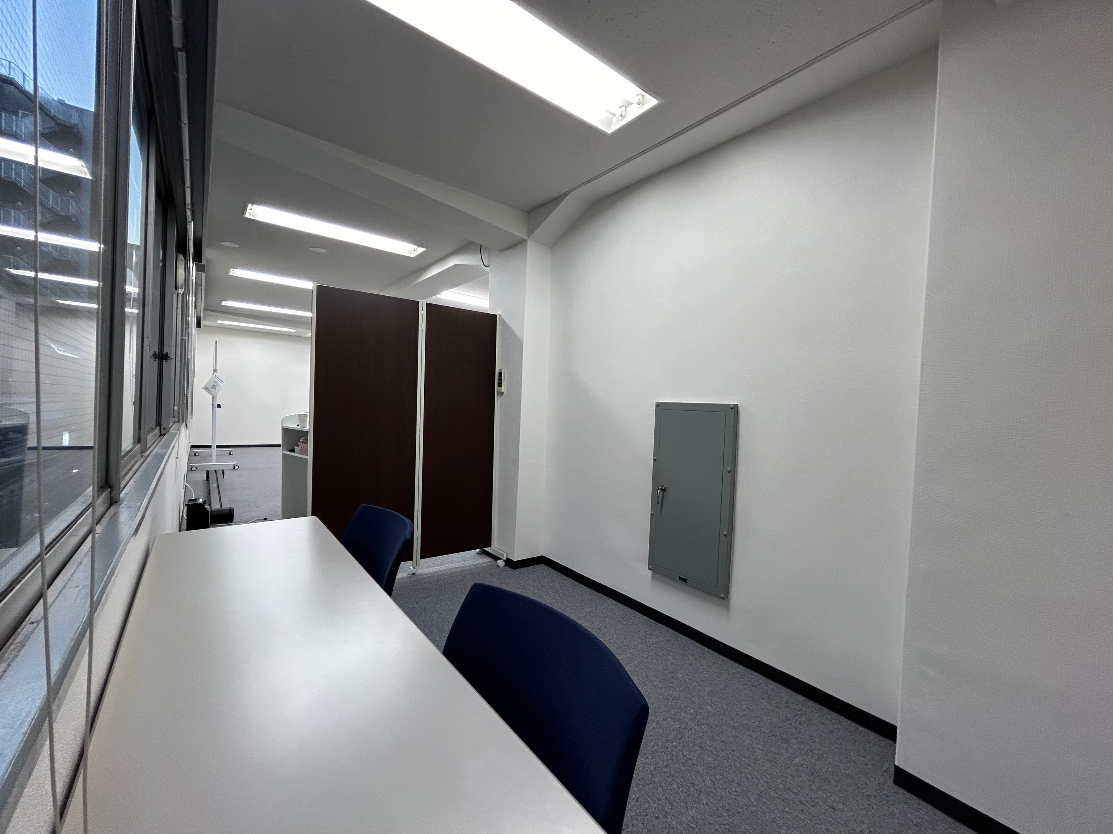 【前方にパーティションがございますので、司会者や登壇者の方の荷物置き場などに利用可能です】