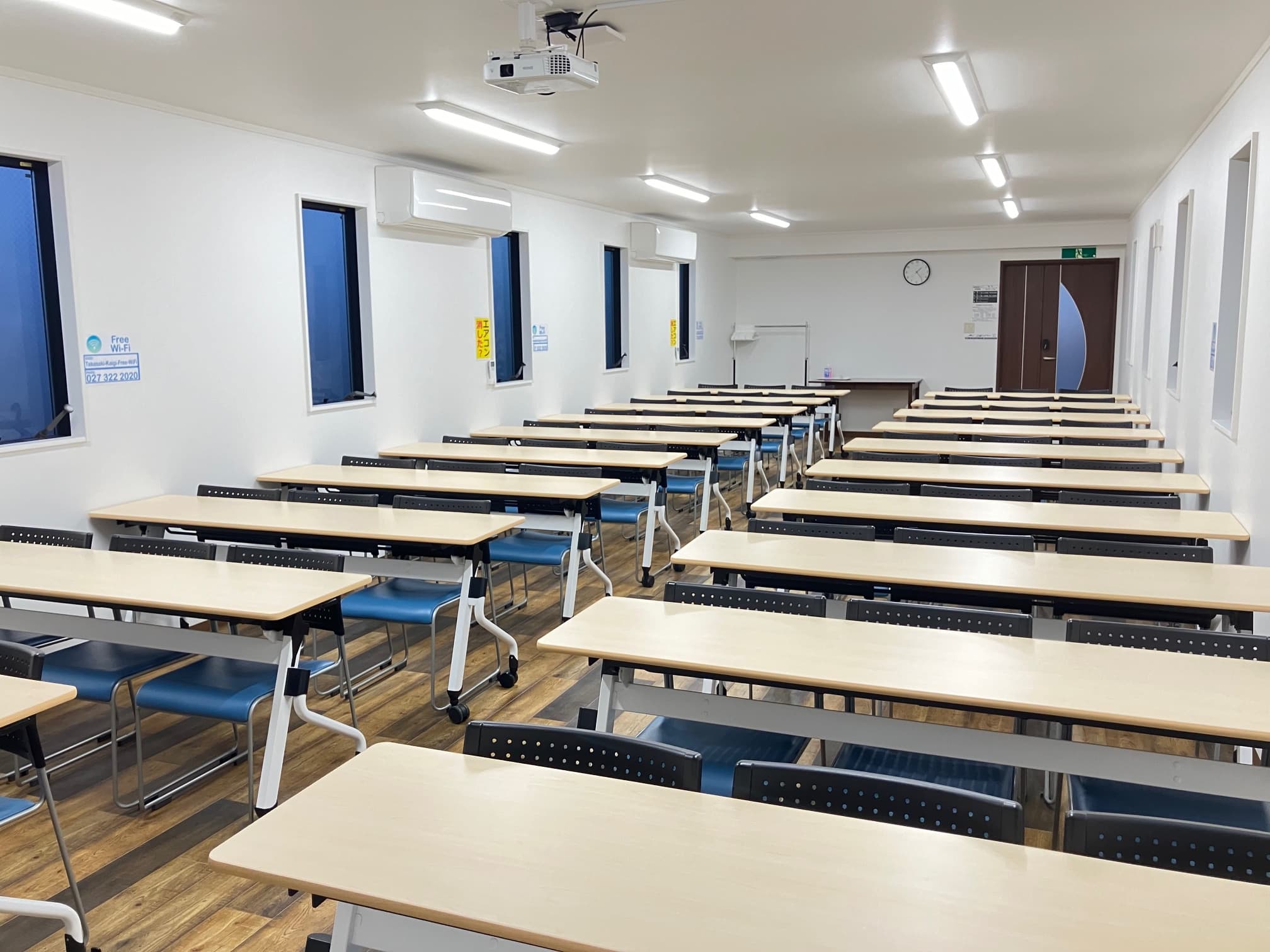 自然光の入る会議室です。