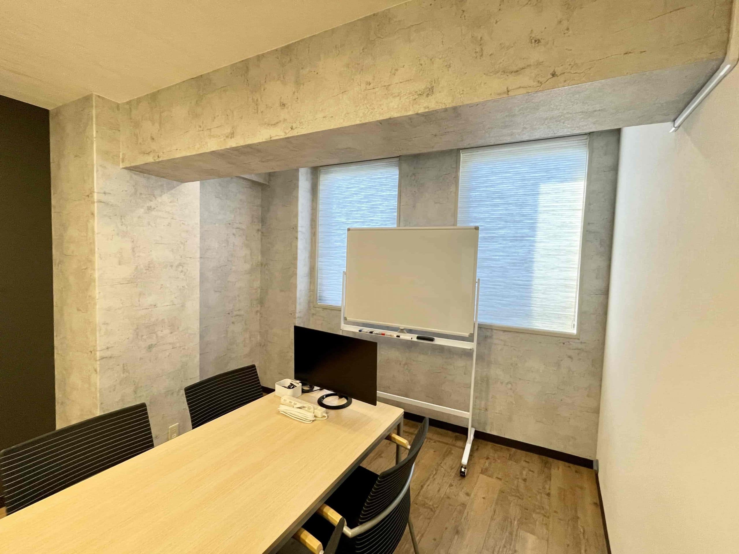 【天井の梁と壁・ブラインドの柄が統一されていて細かい部分もおしゃれです】