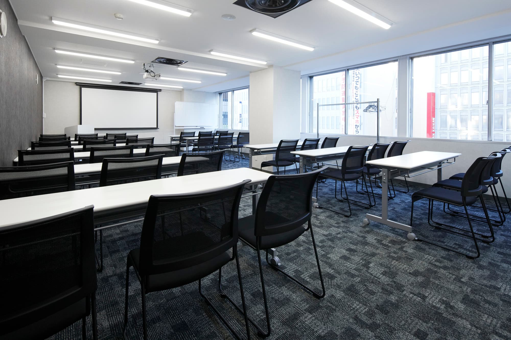 スクール形式33名着席可能 - TIME SHARING 新宿6Cの写真