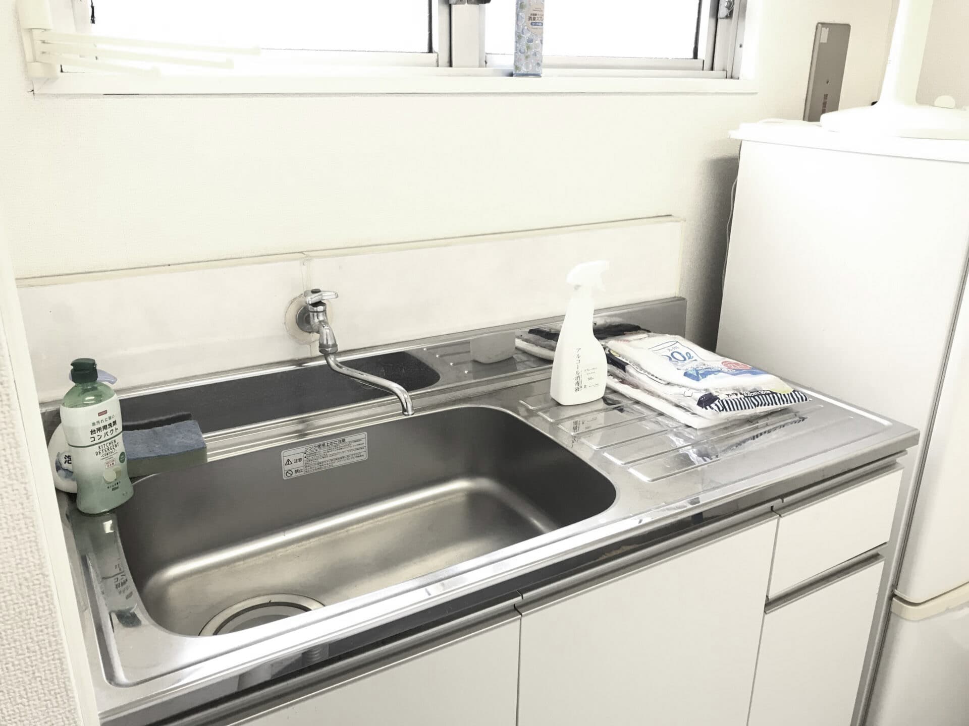 第一会議室には簡易キッチンを完備してます。冷蔵庫も完備しておりますのでお茶出しやケータリングも可能です。