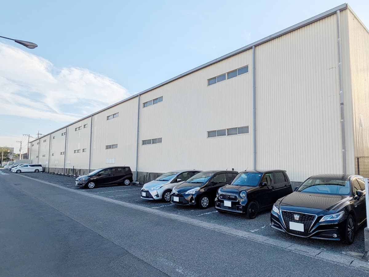 スタジオ裏には15台の駐車場