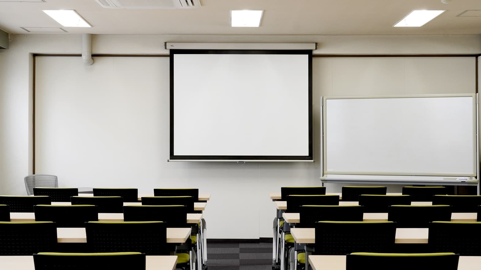 【第一+第二会議室】をご利用の際には、スクリーンとプロジェクターが無料で使用できます。予約時にお申し付けください。