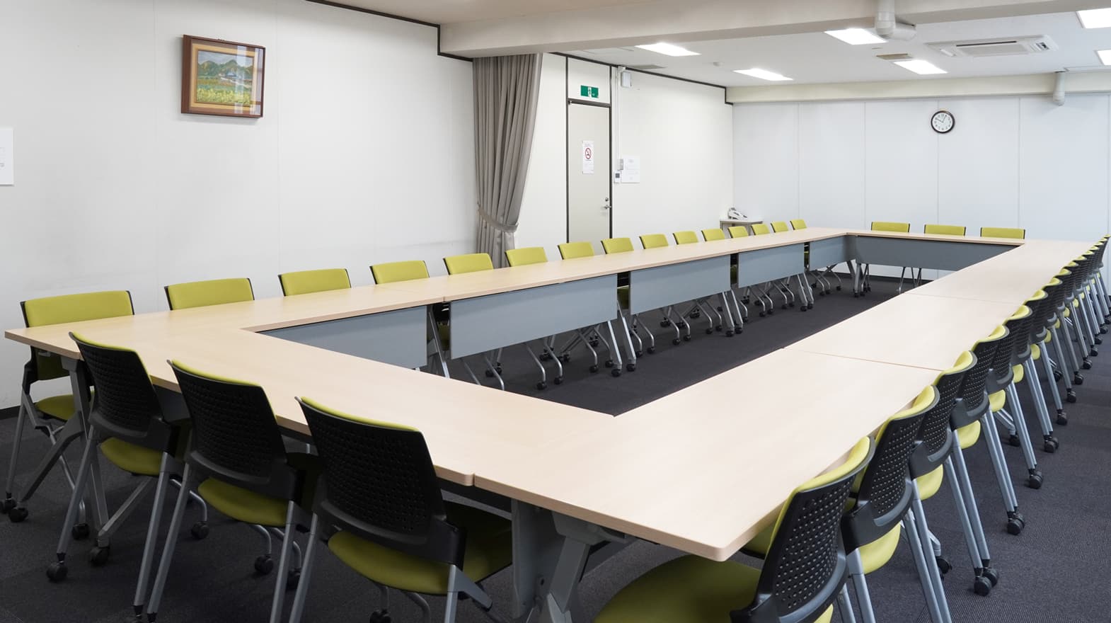 スタッフが別フロアに常駐しているため、当日に何かあっても臨機応変に対応できて安心です。※ロの字形式 36名着席可能。