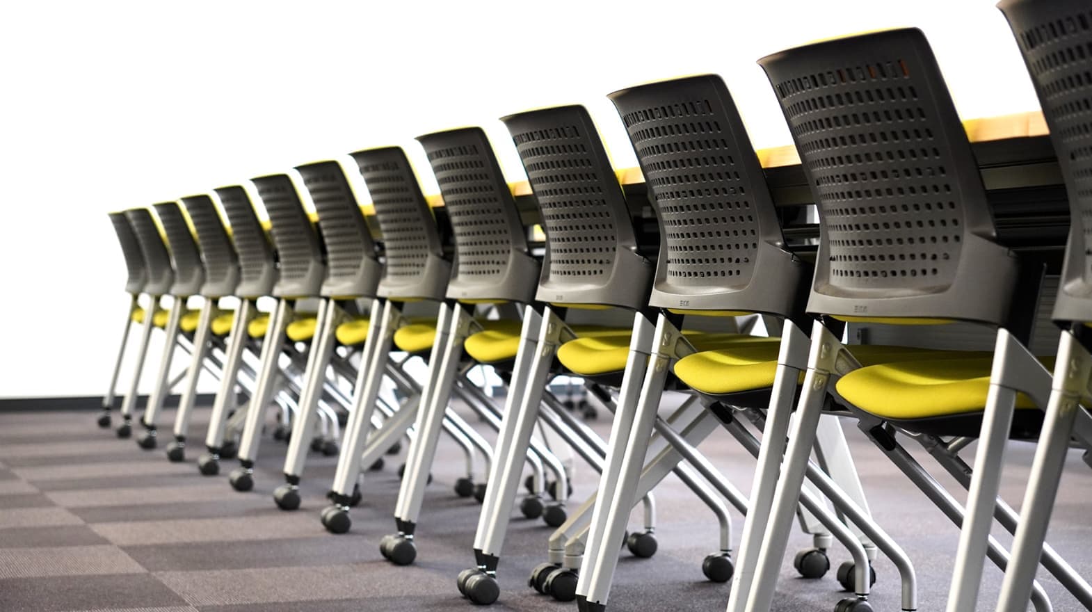 チェアとテーブルはキャスター付きのため、レイアウト変更が簡単です。