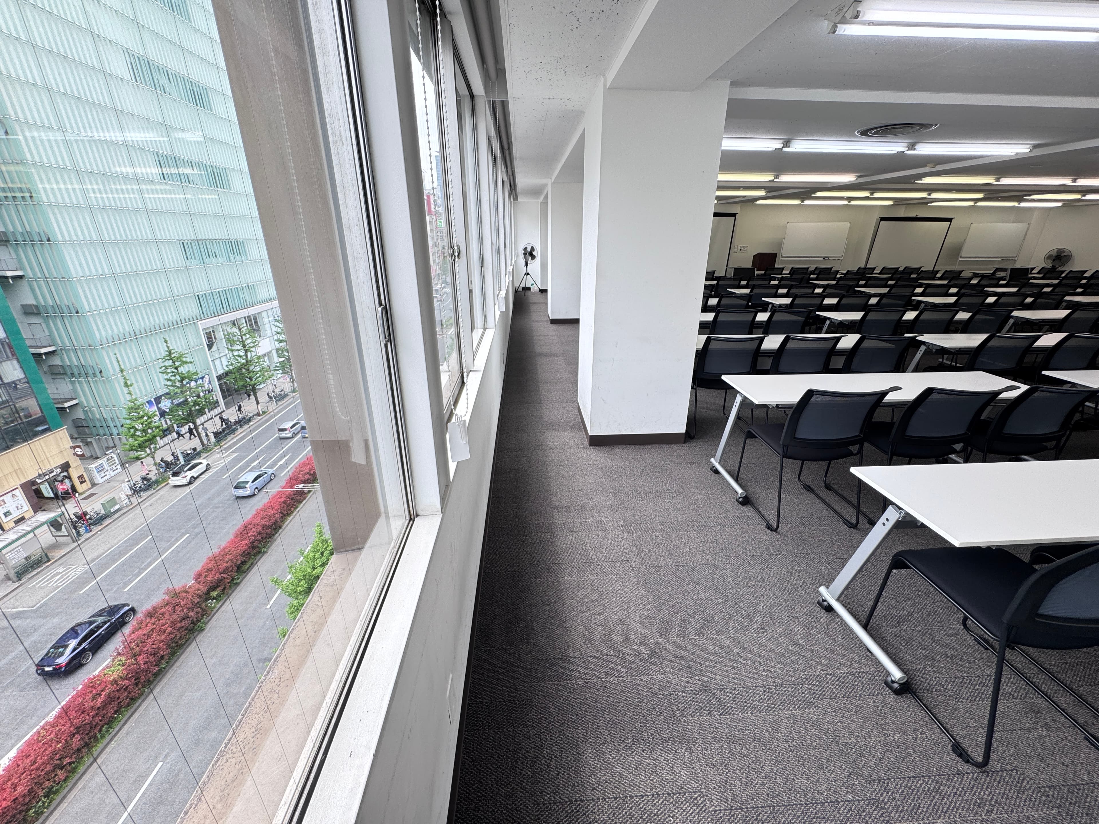 【窓際~前方までも広いスペースを取っているので、会議室内を移動しやすいです】 - TIME SHARING 新宿7Aの写真