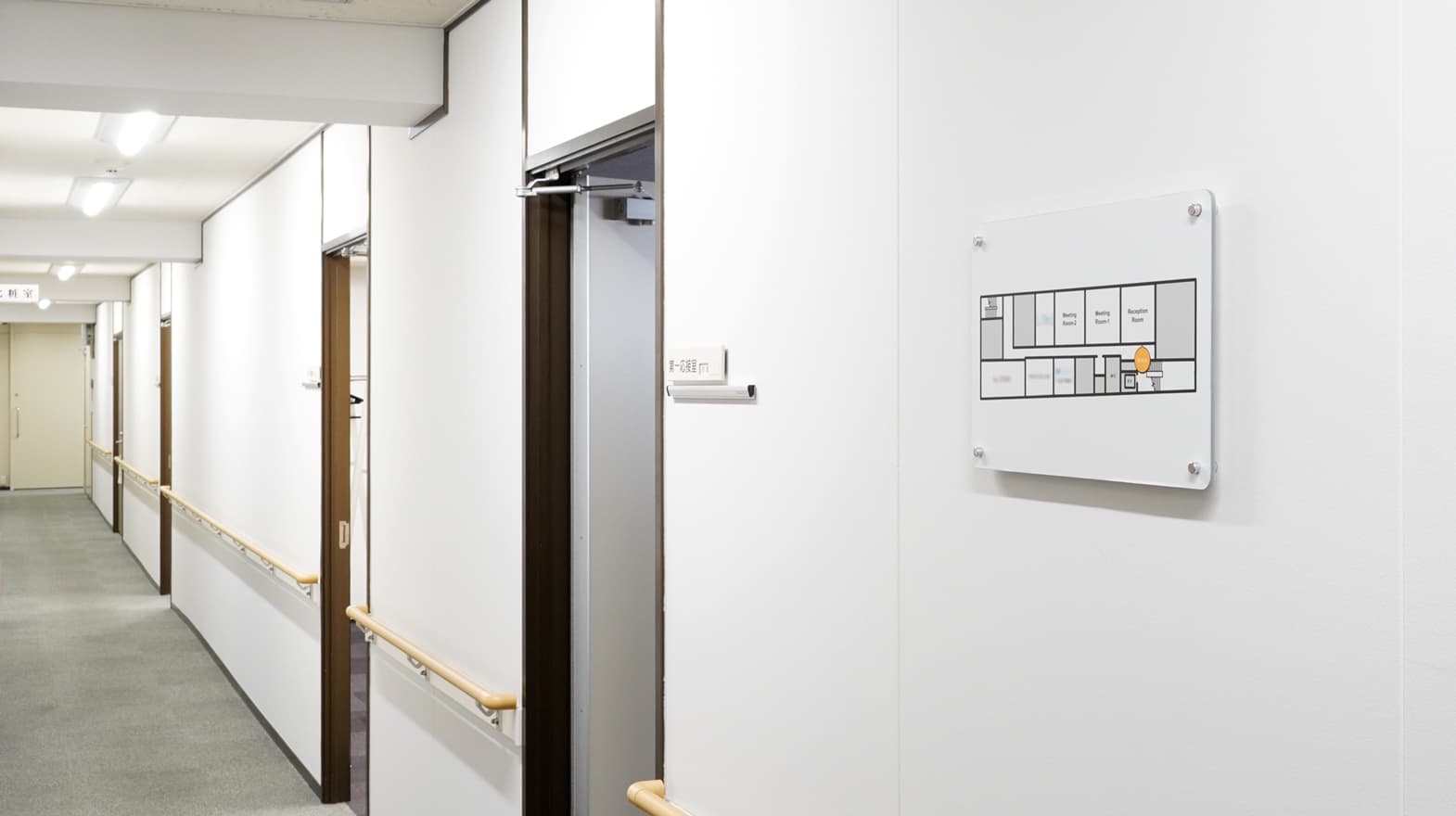 エレベーターを上がると3階廊下に出ます。第一会議室の入り口からお入りください。