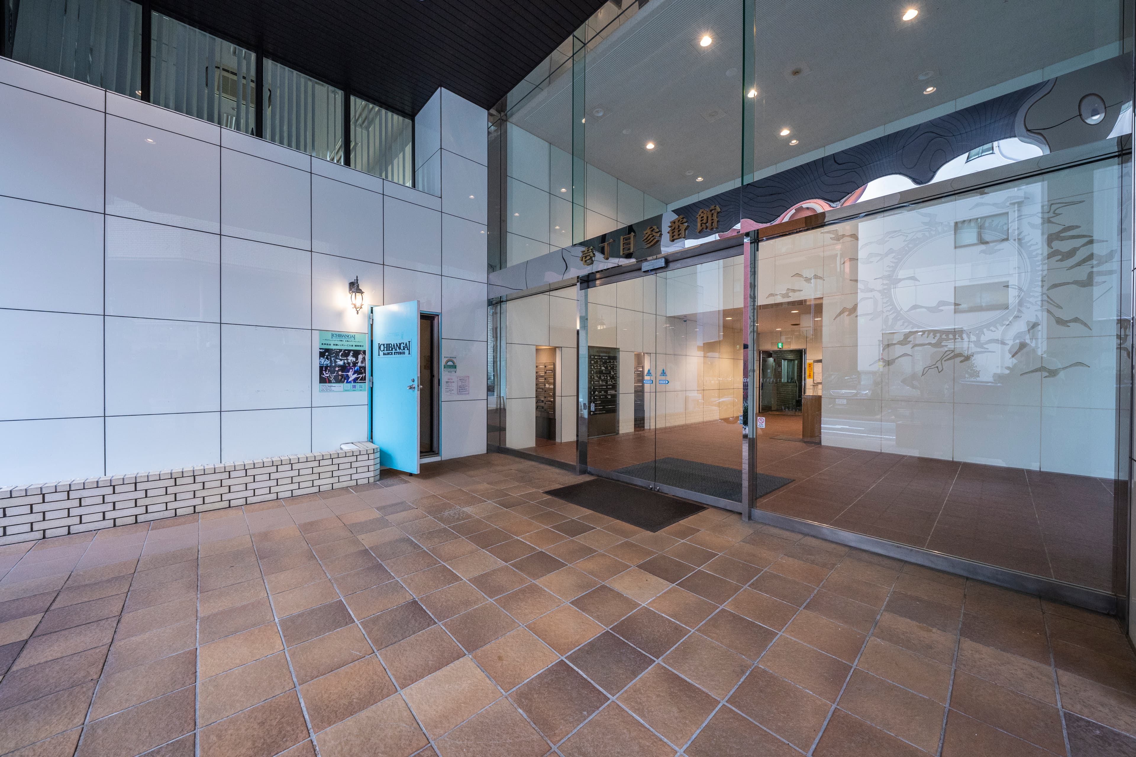 【建物正面入口_自動ドア】 - TIME SHARING 新宿御苑前 壱丁目参番館8Bの写真