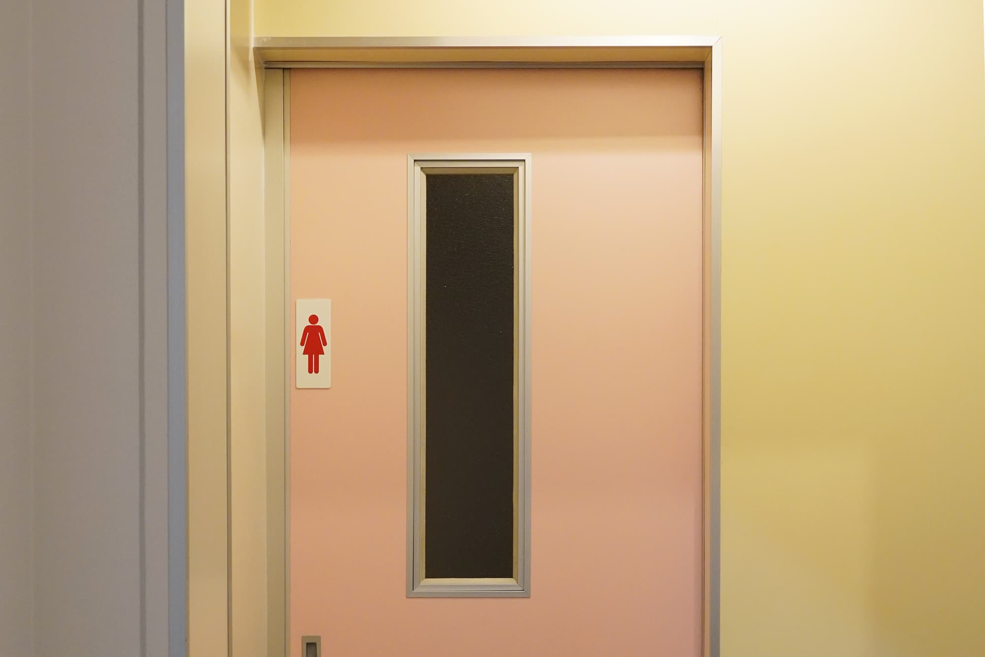 トイレは男女別となっております。