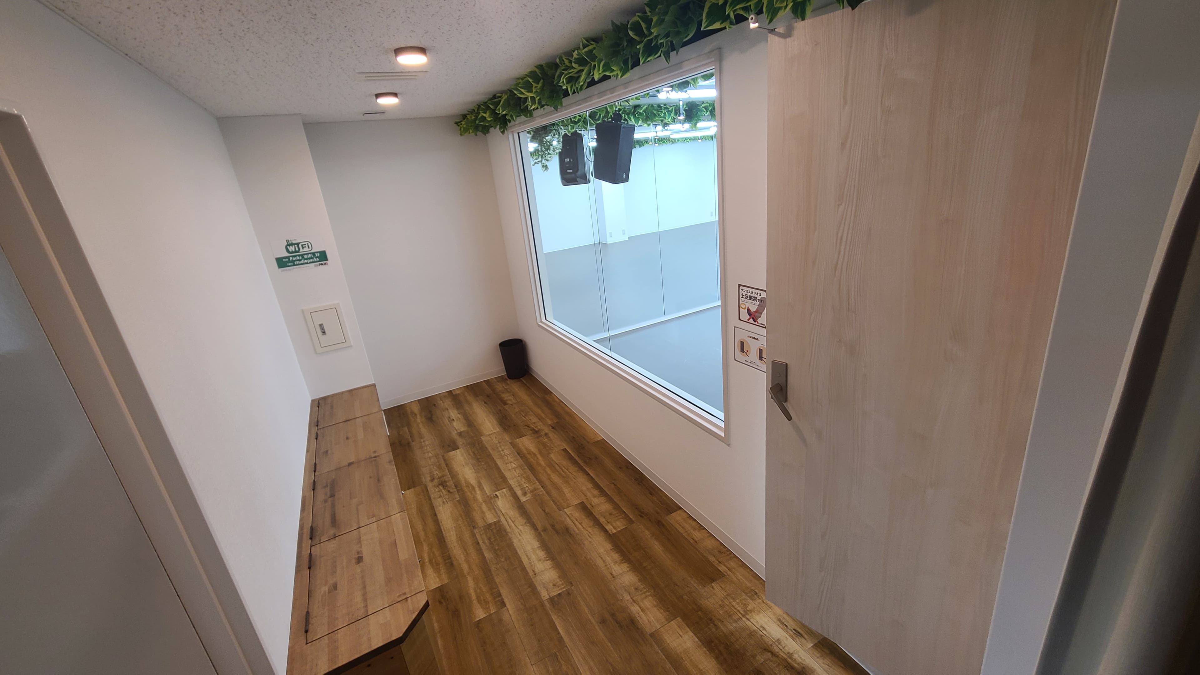 レッスン時に親御様等の見学可能なスペースもございます。