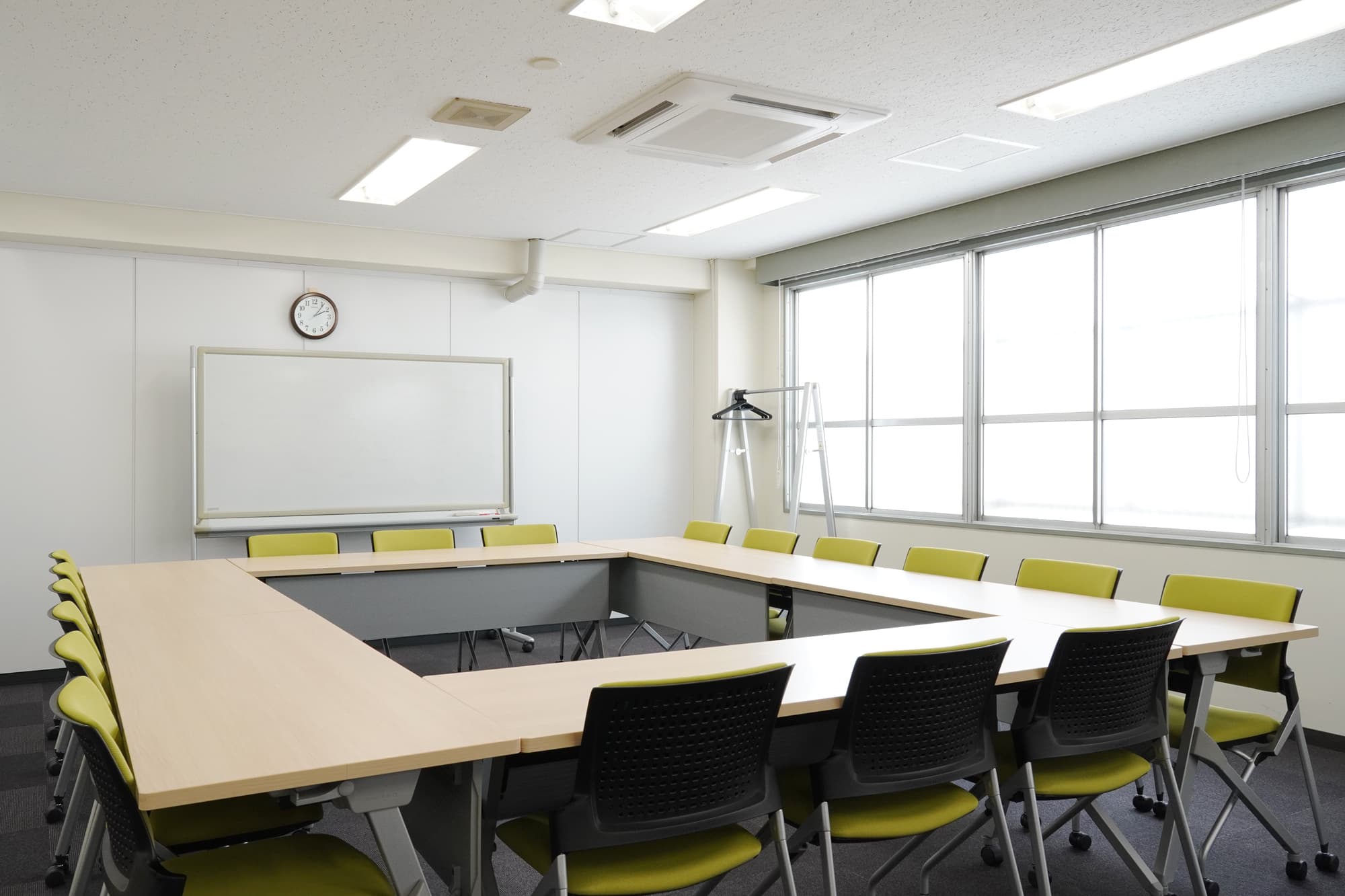 全面に広がる窓からの光で明るく開放的な会議室。セミナーや会議などにぴったりです。※ロの字形式(基本レイアウト)18名着席可能