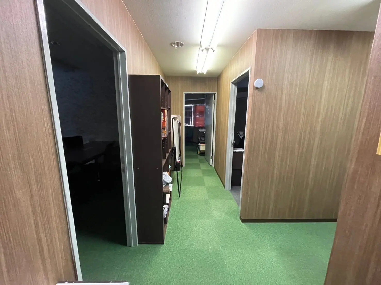 入口入って、真ん中右側が4名個室です。