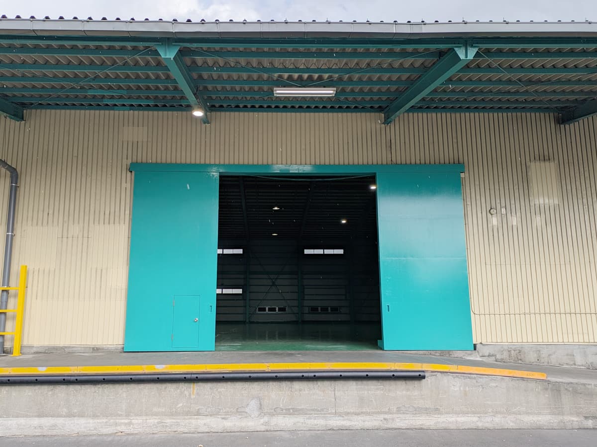 幅4m、高さ4.3mの搬入扉で巨大セットもスムーズに搬入可能