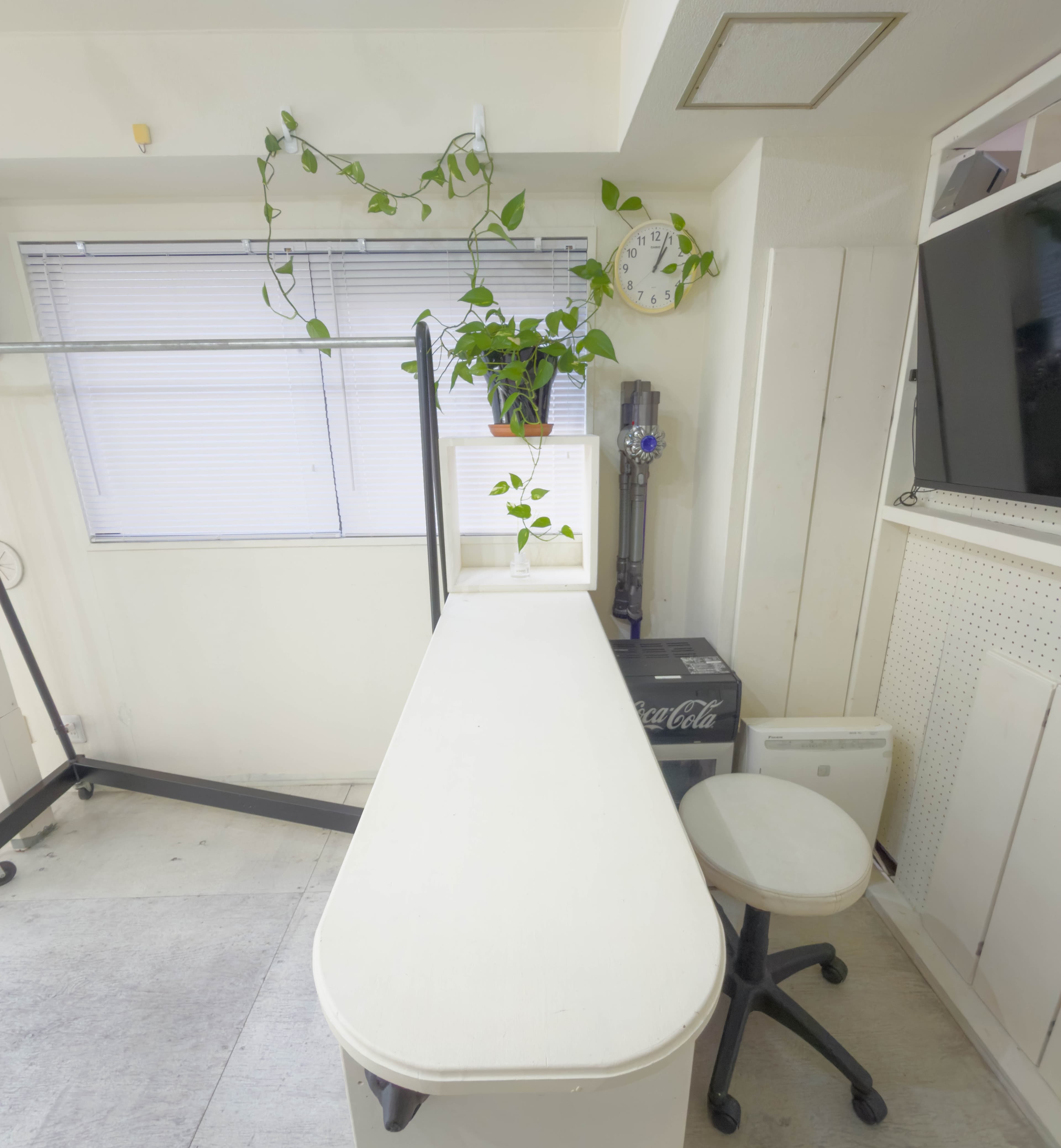 充実の付帯設備 幅(W)1600mm× 奥行(D)450mm× 高さ(H)870mmのカウンターは、受付や物販スペースとしても活