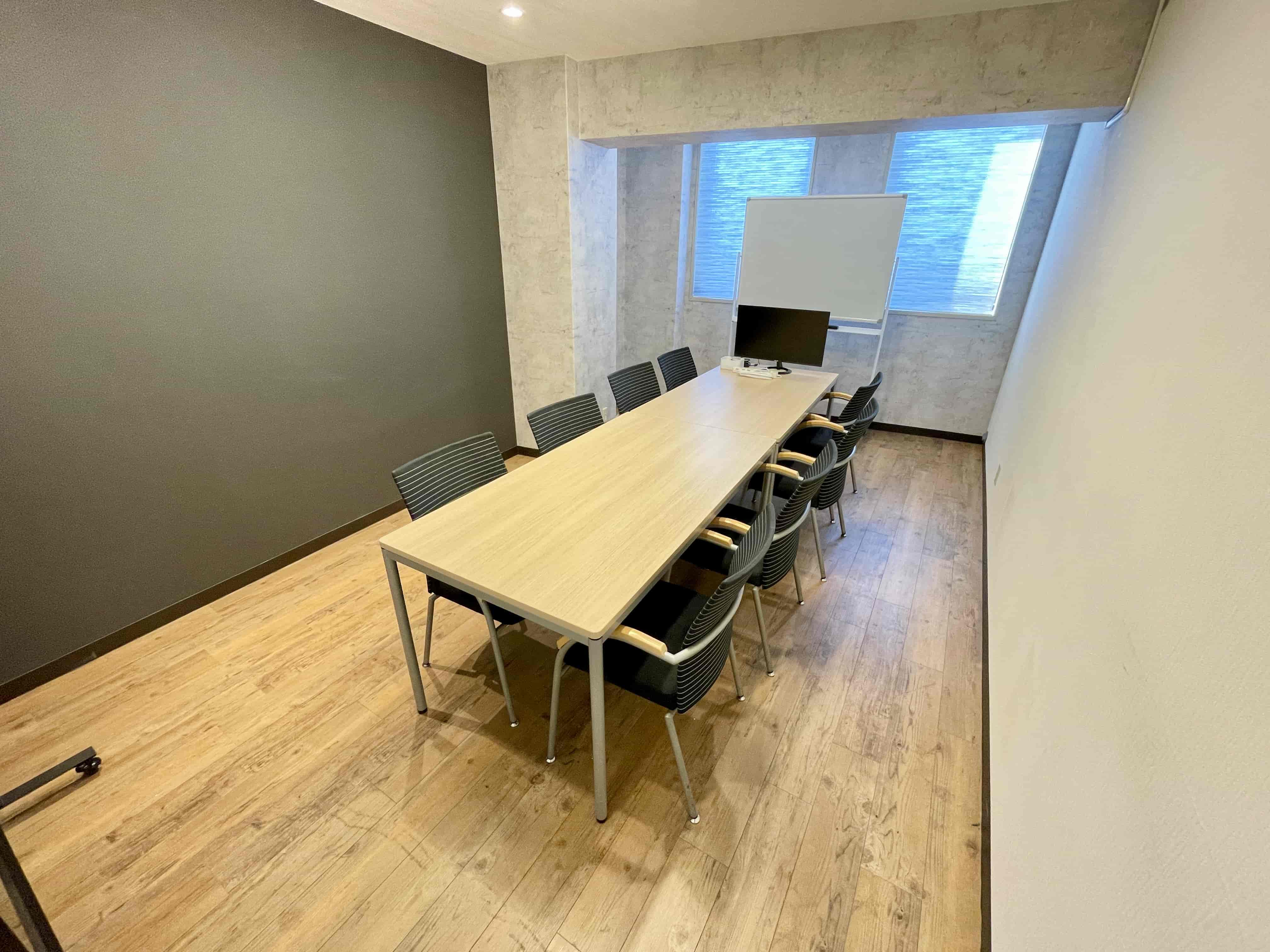 【四谷三丁目駅徒歩1分!最大8名収容のリーズナブルな会議室♪】