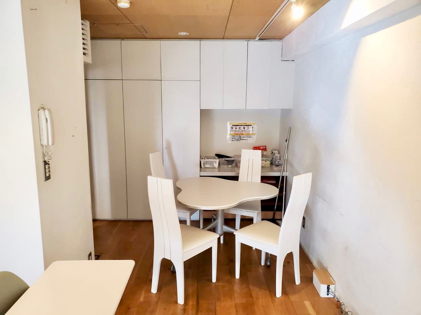 【角には、おしゃれなチェア・テーブル、細かい備品がまとめてあります】