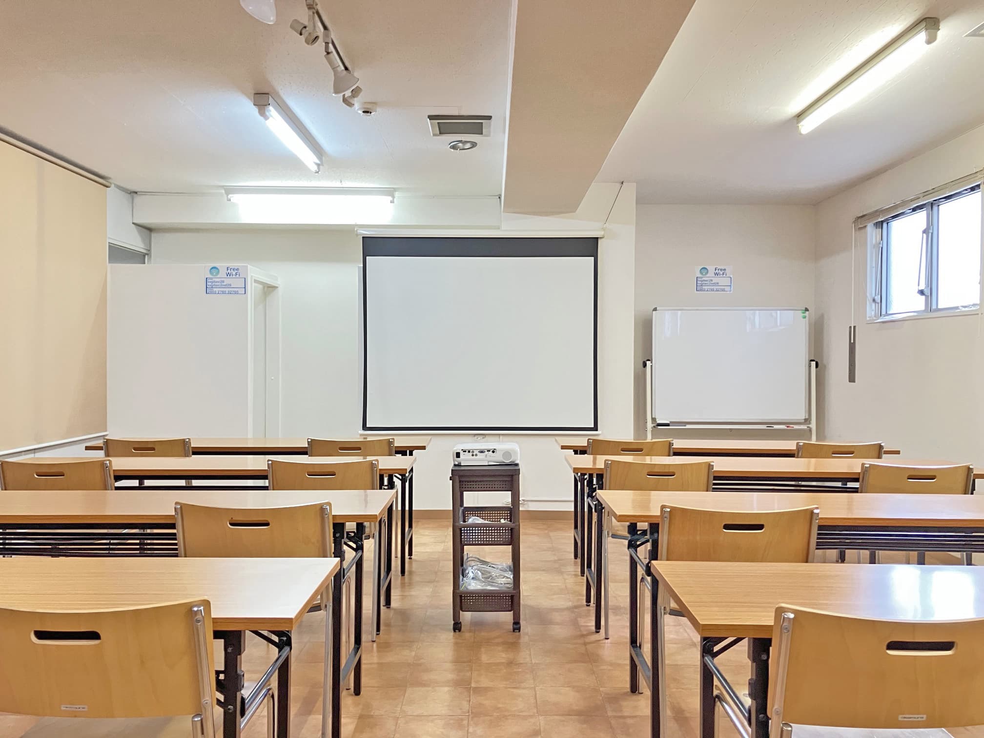 第三会議室は会場面積47m²となり、中人数の収容が可能です。収容可能人数は16人(最適人数)~3名掛け最大24人。