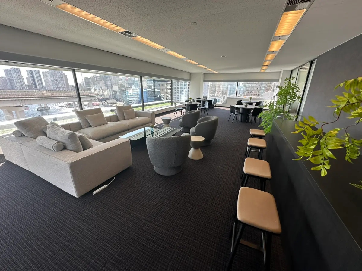 ラウンジ内にはソファーとカウンターを完備