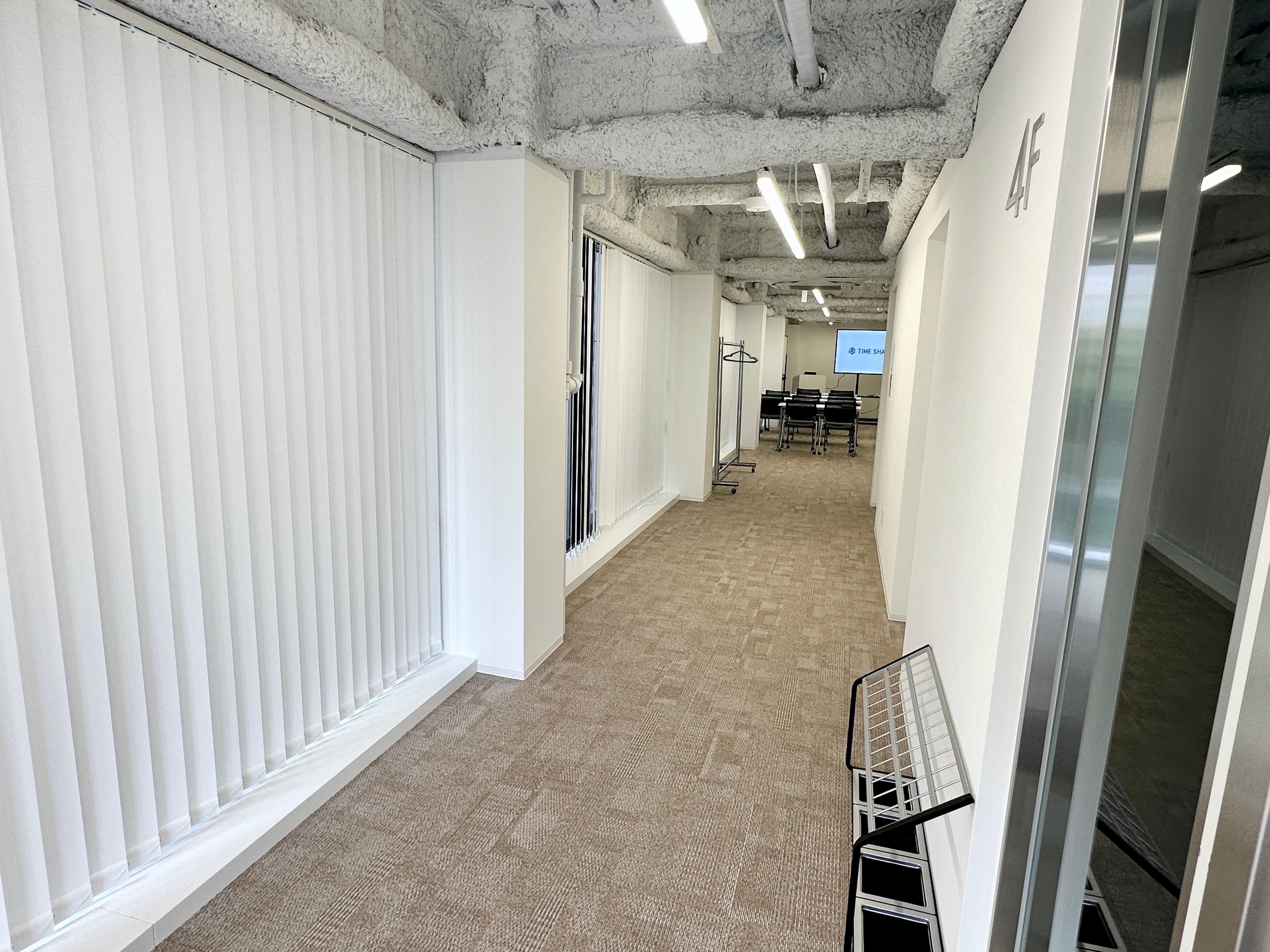 【エレベーターで4階まで上がると、すぐ会議室です。※入口ドアはございません】