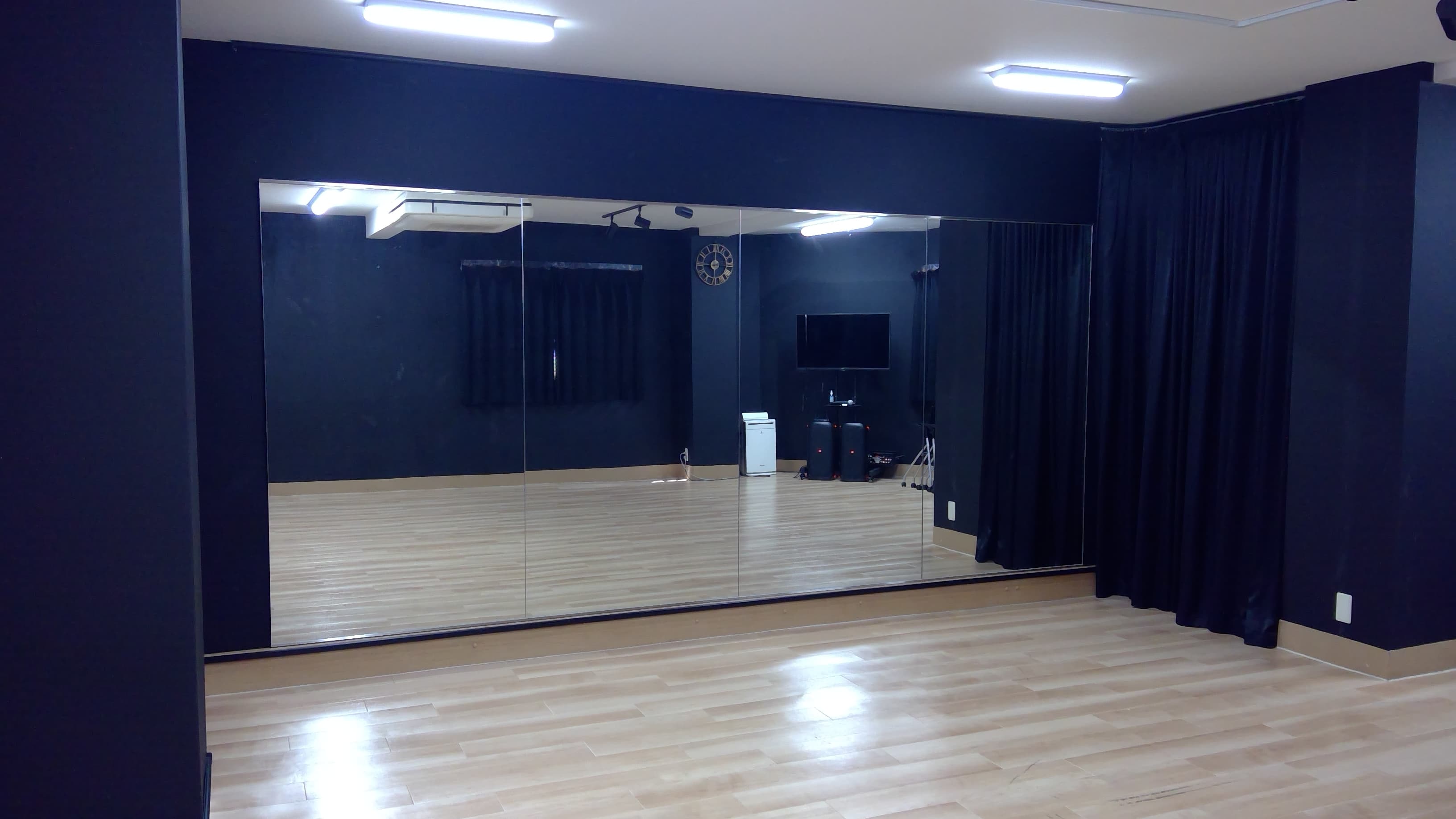 歪みのない2m✕4mの壁面鏡はダンス系のレッスンに!