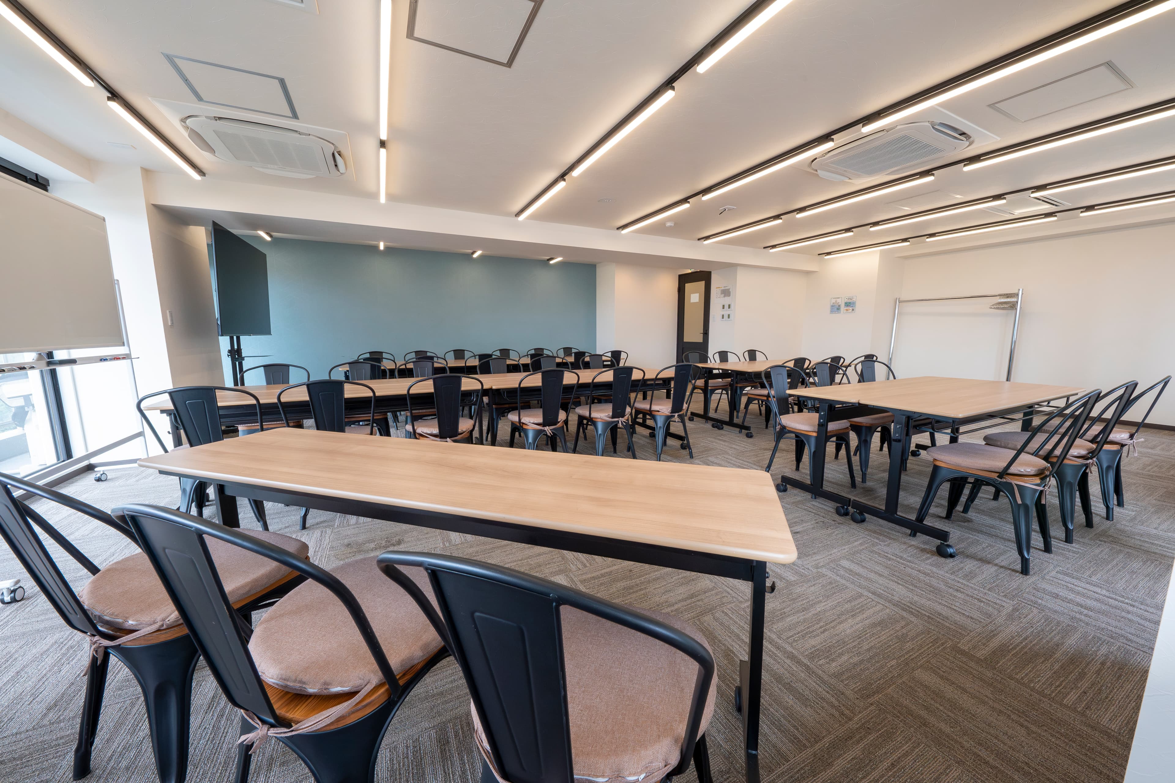 【レイアウト例:島型形式 ※レイアウト変更はお客様自身で行っていただきます】