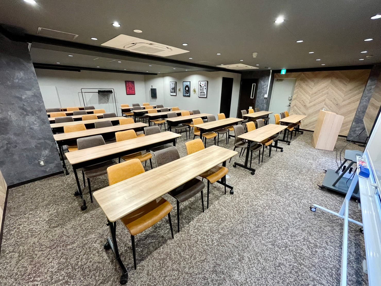 【約65.8㎡の広々会議室】