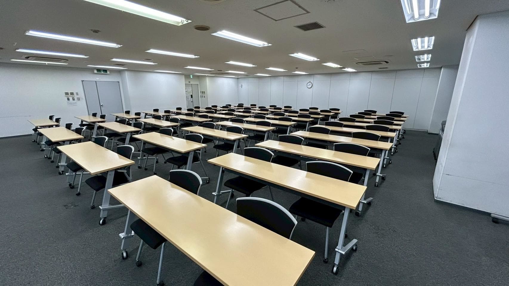 【スクール形式で72名~108名着席可能です!】