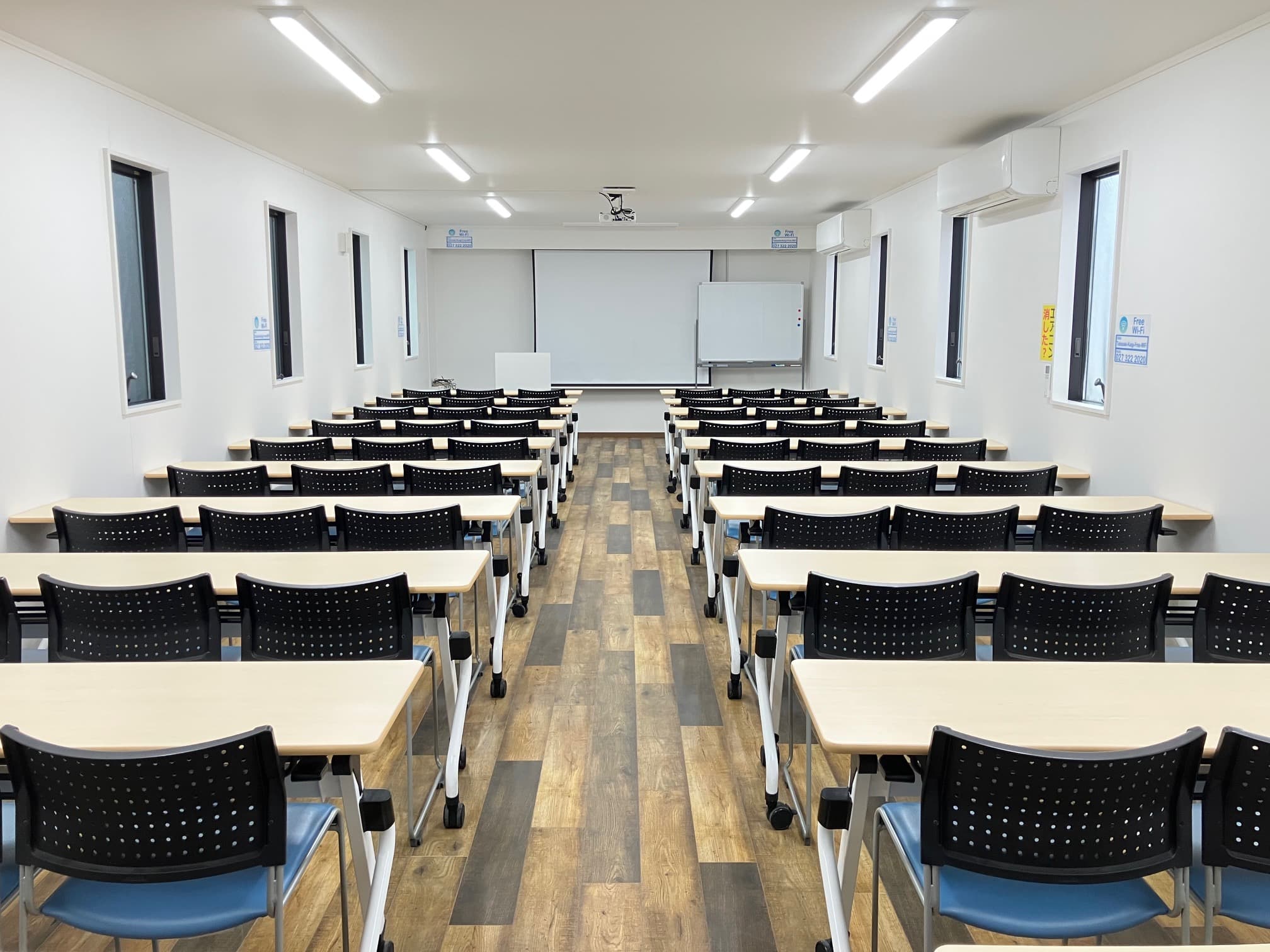 Room2は収容人数は3名掛け最大60人。会場面積は60m²となります。