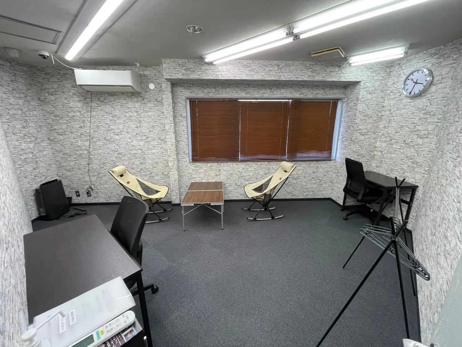 エアコン、ワークデスク・チェアがあり、作業し易い環境です!